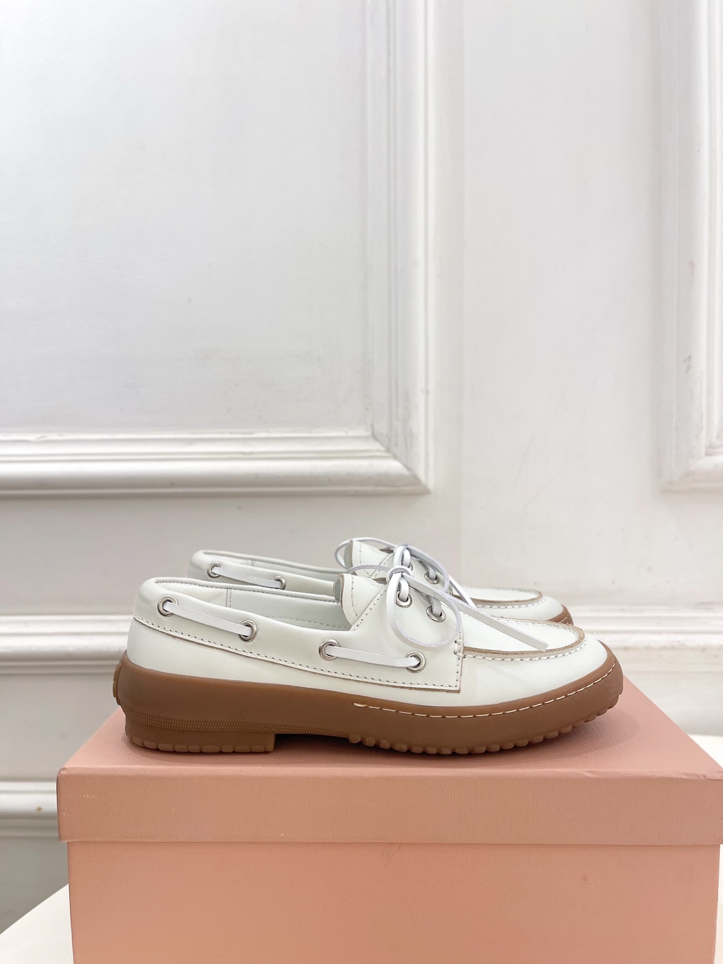 Miu Miu | 缪缪 26𝐬𝐬 🖤2026秋冬新品 专柜主打最新走秀款 miumiu复古风系带休闲乐福鞋 火爆上新 Miu Miu | 缪缪 26𝐬𝐬 🖤2026秋冬新品 专柜主打最新走秀款 miumiu复古风系带休闲乐福鞋 火爆上新