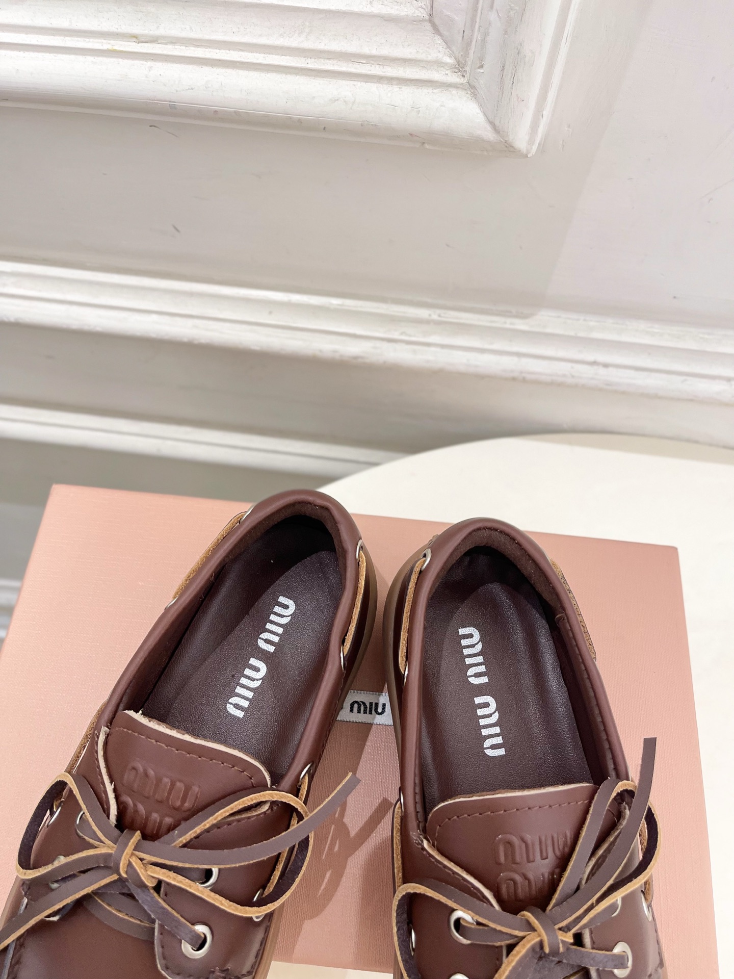 Miu Miu | 缪缪  26𝐬𝐬 🖤2026秋冬新品 专柜主打最新走秀款 miumiu复古风系带休闲乐福鞋 火爆上新