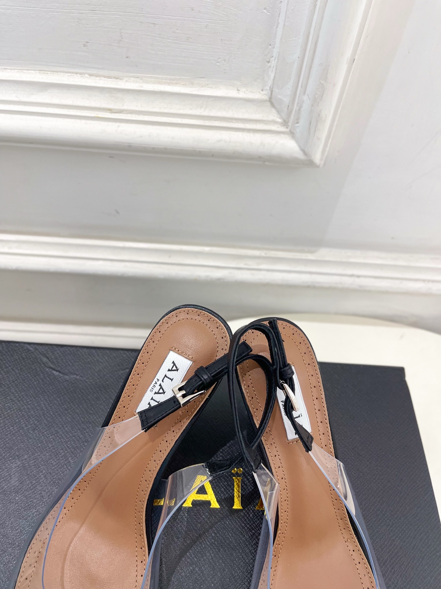 ALAÏA 阿莱亚26𝐬𝐬 2026春夏新品 秀场同款 BLOOM 雏菊花卉胶片露跟凉鞋 ————————— Ala ALAÏA 阿莱亚26𝐬𝐬 2026春夏新品 秀场同款 BLOOM 雏菊花卉胶片露跟凉鞋 ————————— Ala