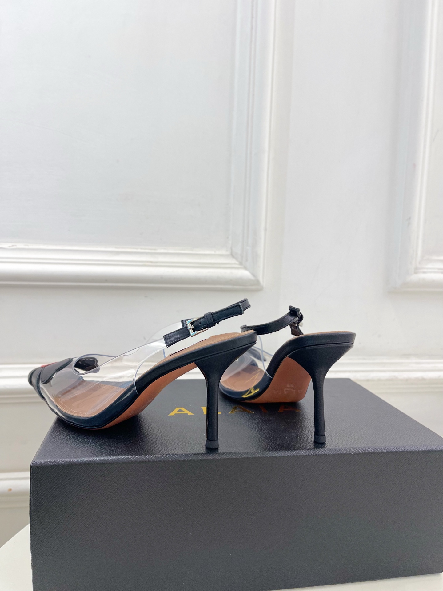ALAÏA 阿莱亚26𝐬𝐬 2026春夏新品 秀场同款 BLOOM 雏菊花卉胶片露跟凉鞋 ————————— Ala ALAÏA 阿莱亚26𝐬𝐬 2026春夏新品 秀场同款 BLOOM 雏菊花卉胶片露跟凉鞋 ————————— Ala