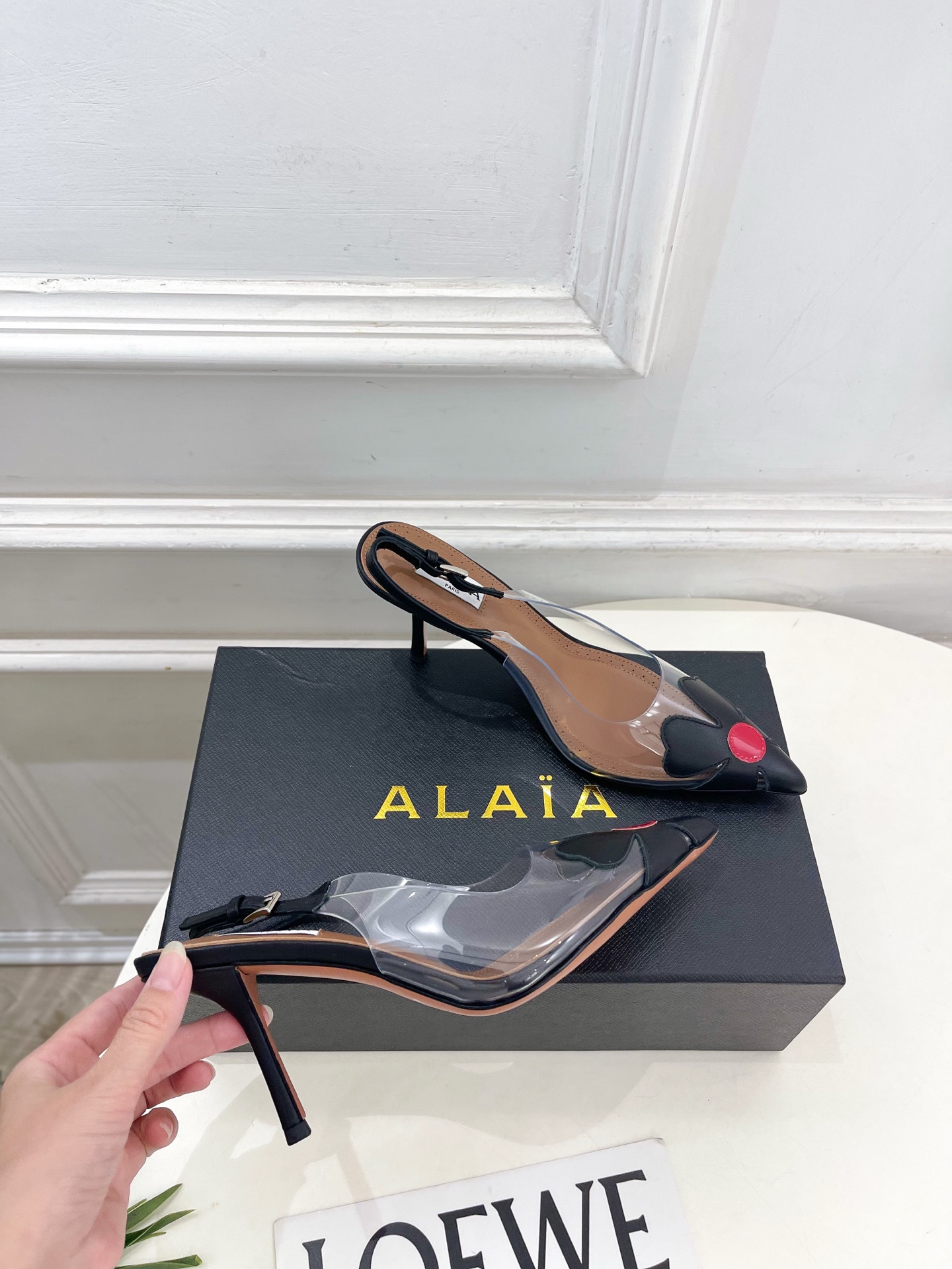 ALAÏA 阿莱亚26𝐬𝐬 2026春夏新品 秀场同款 BLOOM 雏菊花卉胶片露跟凉鞋 ————————— Ala ALAÏA 阿莱亚26𝐬𝐬 2026春夏新品 秀场同款 BLOOM 雏菊花卉胶片露跟凉鞋 ————————— Ala