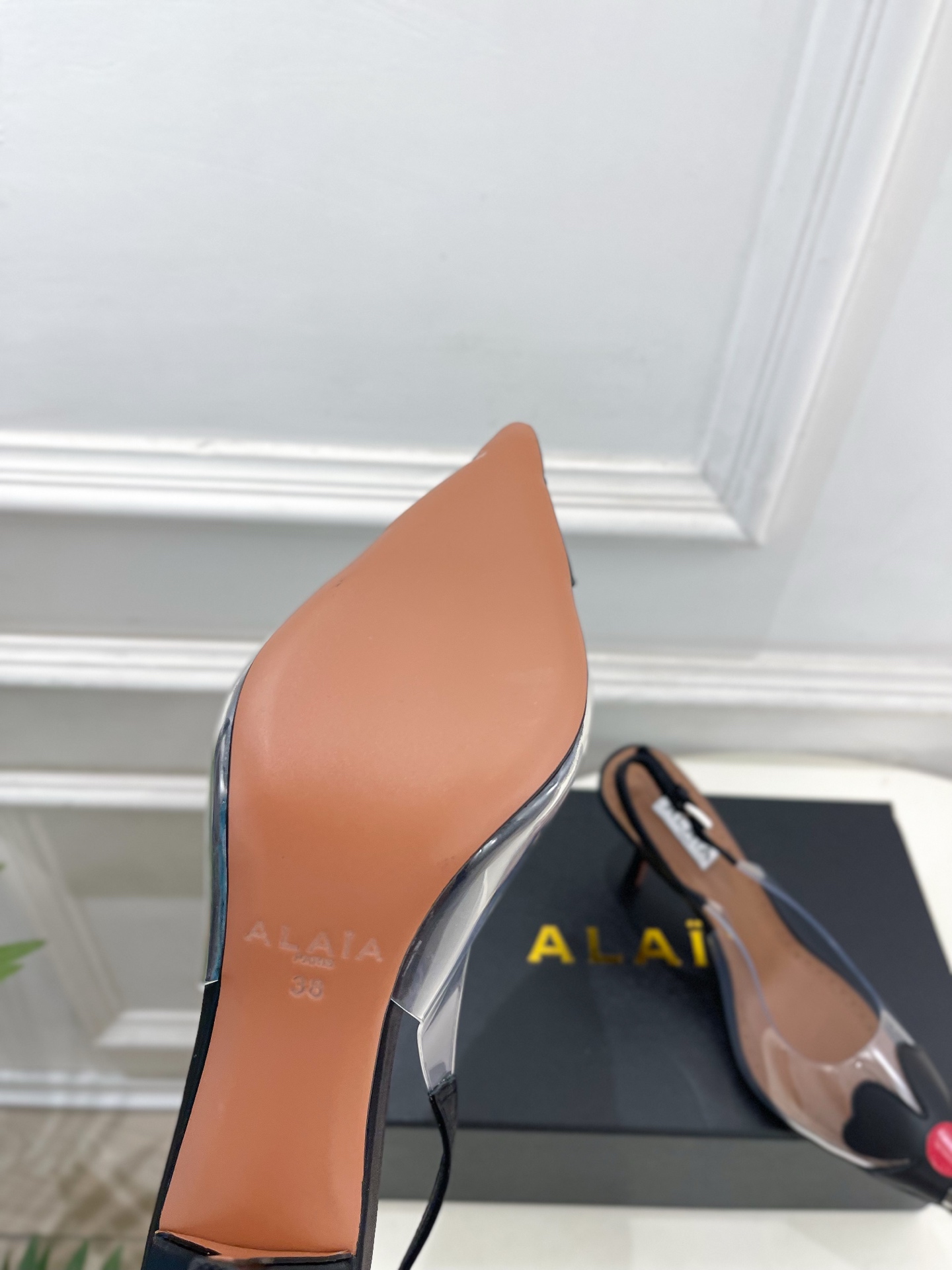 ALAÏA 阿莱亚26𝐬𝐬 2026春夏新品 秀场同款 BLOOM 雏菊花卉胶片露跟凉鞋 ————————— Ala ALAÏA 阿莱亚26𝐬𝐬 2026春夏新品 秀场同款 BLOOM 雏菊花卉胶片露跟凉鞋 ————————— Ala