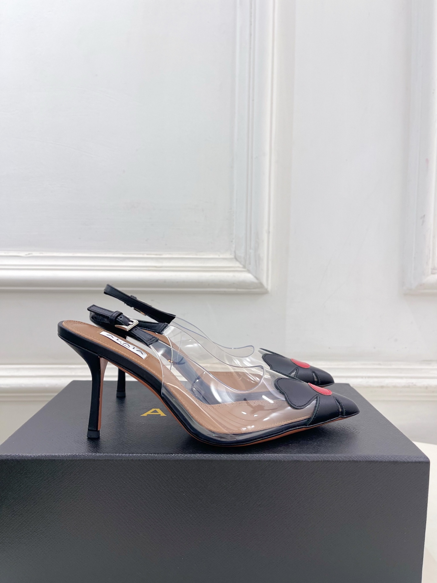 ALAÏA 阿莱亚26𝐬𝐬 2026春夏新品 秀场同款 BLOOM 雏菊花卉胶片露跟凉鞋 ————————— Ala ALAÏA 阿莱亚26𝐬𝐬 2026春夏新品 秀场同款 BLOOM 雏菊花卉胶片露跟凉鞋 ————————— Ala