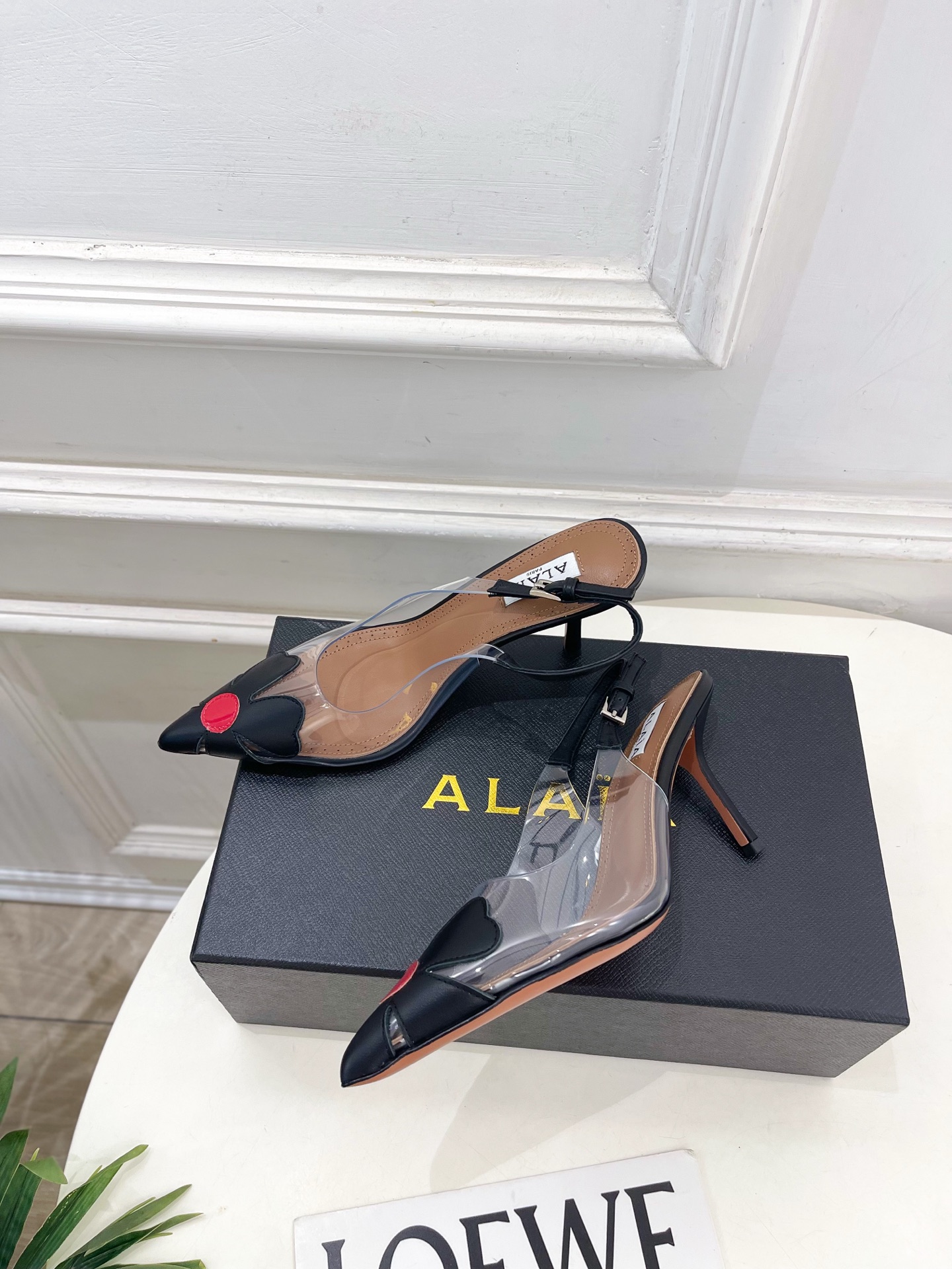 ALAÏA 阿莱亚26𝐬𝐬 2026春夏新品 秀场同款 BLOOM 雏菊花卉胶片露跟凉鞋 ————————— Ala ALAÏA 阿莱亚26𝐬𝐬 2026春夏新品 秀场同款 BLOOM 雏菊花卉胶片露跟凉鞋 ————————— Ala