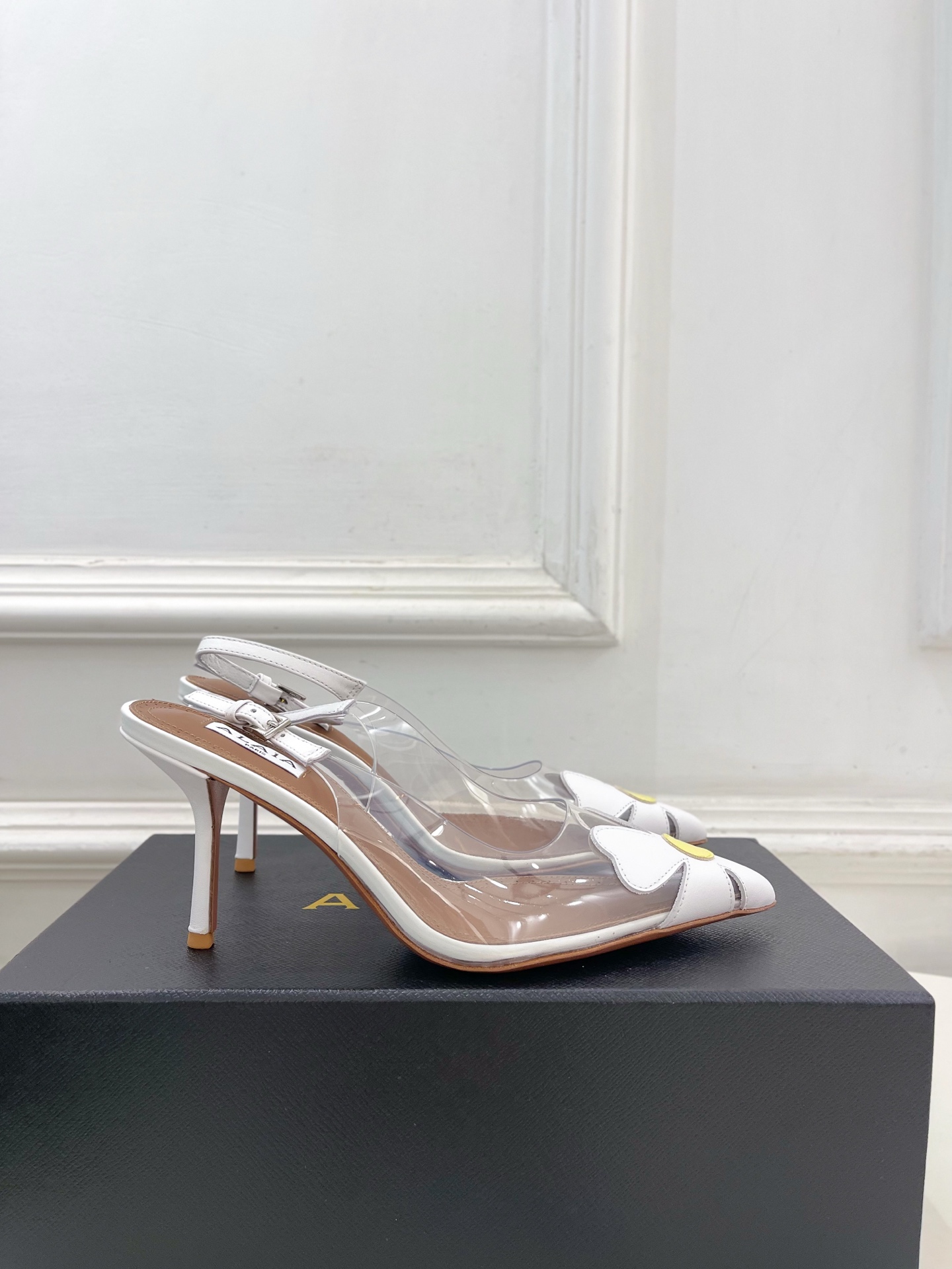 ALAÏA 阿莱亚26𝐬𝐬   2026春夏新品 秀场同款 BLOOM 雏菊花卉胶片露跟凉鞋 ————————— Ala