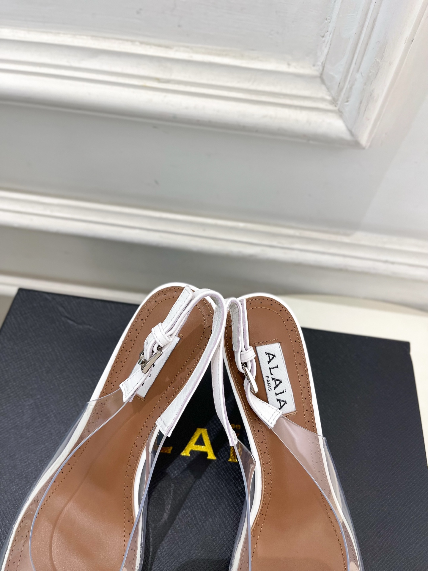 ALAÏA 阿莱亚26𝐬𝐬   2026春夏新品 秀场同款 BLOOM 雏菊花卉胶片露跟凉鞋 ————————— Ala
