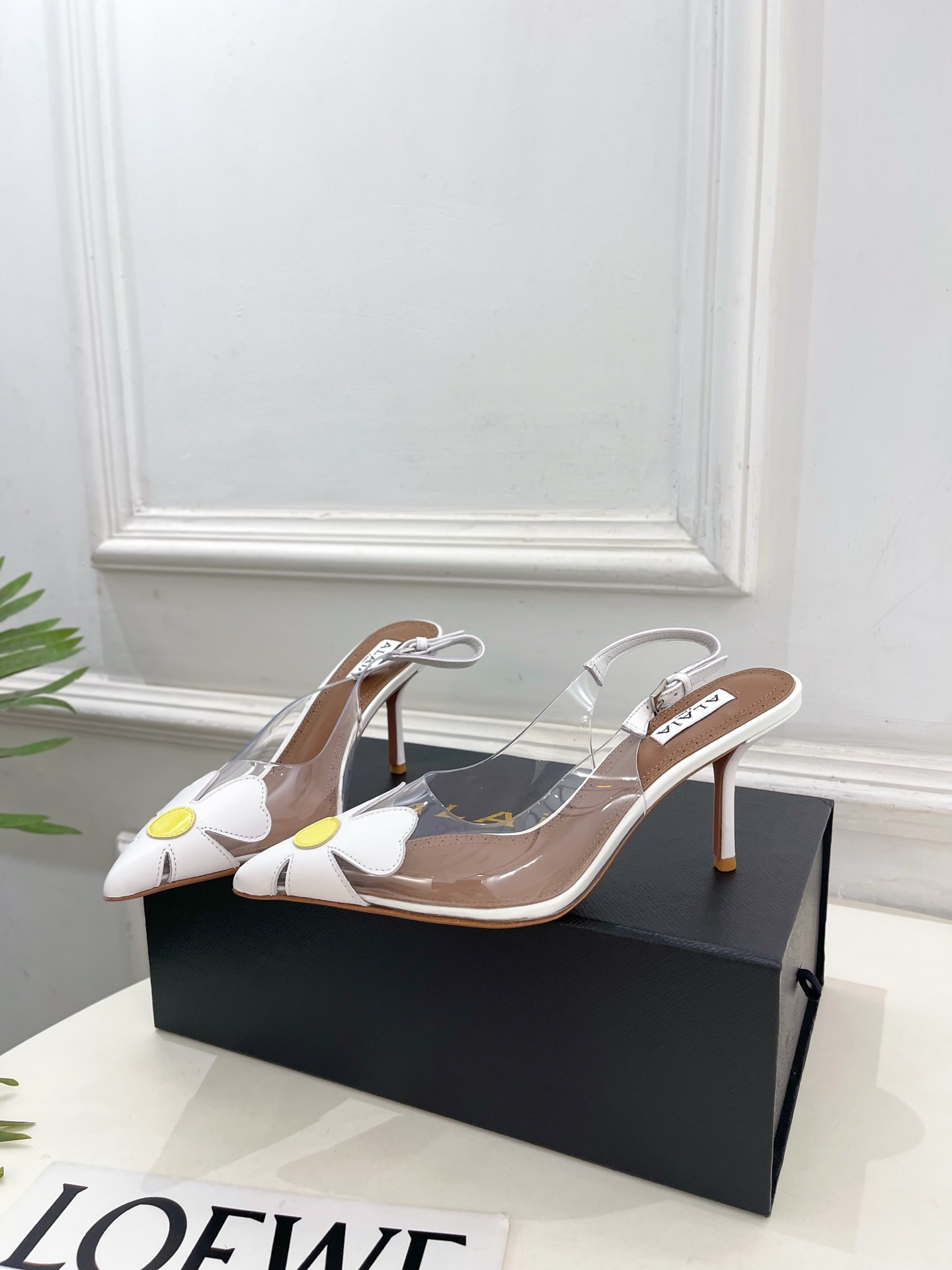 ALAÏA 阿莱亚26𝐬𝐬   2026春夏新品 秀场同款 BLOOM 雏菊花卉胶片露跟凉鞋 ————————— Ala
