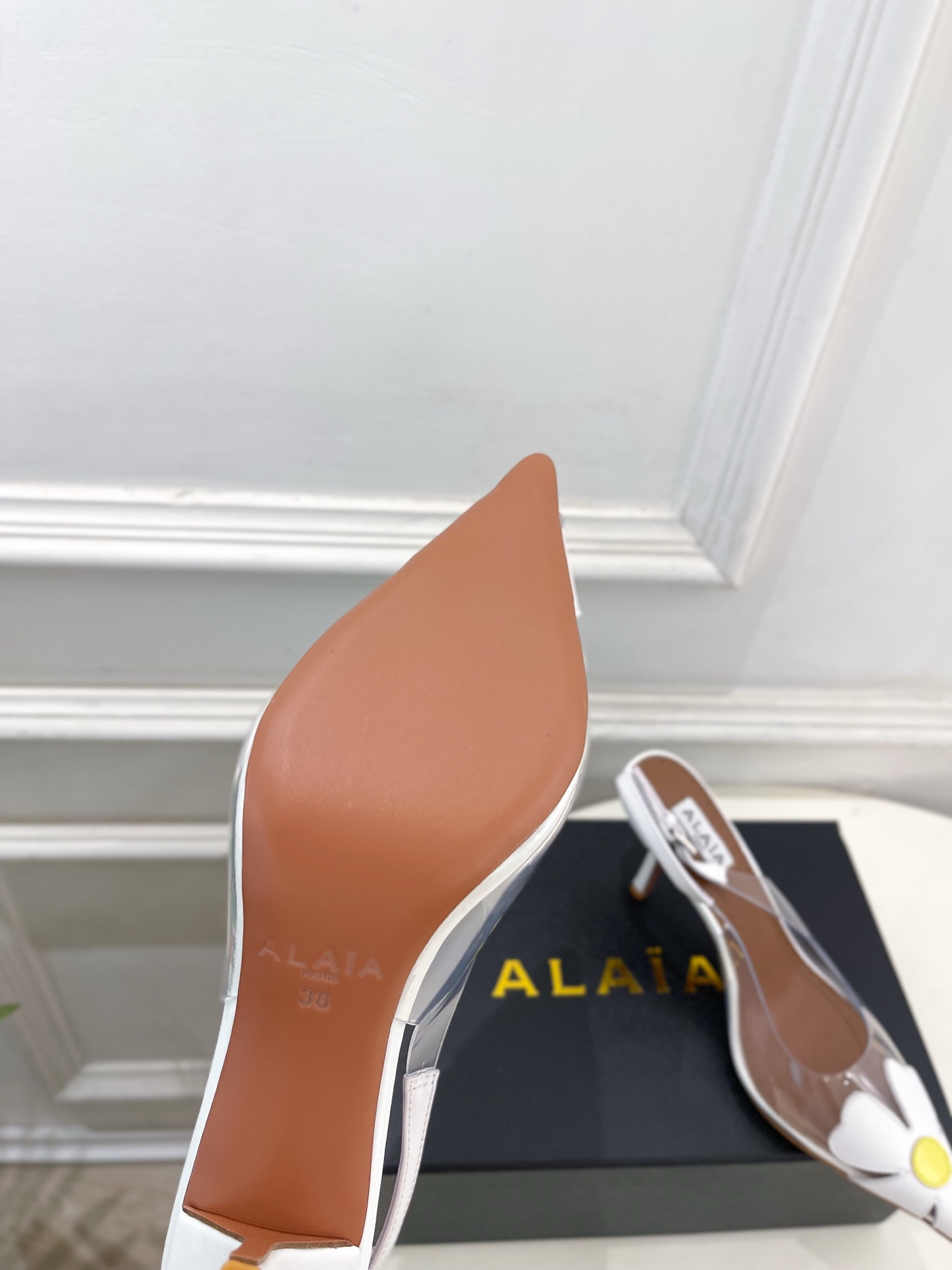 ALAÏA 阿莱亚26𝐬𝐬   2026春夏新品 秀场同款 BLOOM 雏菊花卉胶片露跟凉鞋 ————————— Ala