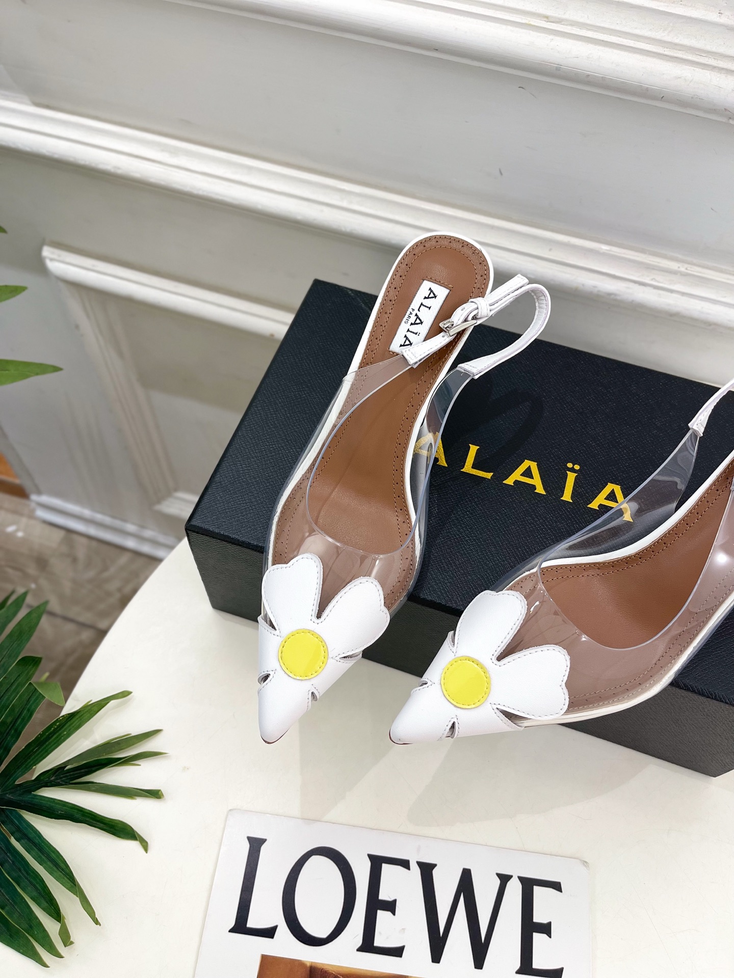 ALAÏA 阿莱亚26𝐬𝐬   2026春夏新品 秀场同款 BLOOM 雏菊花卉胶片露跟凉鞋 ————————— Ala