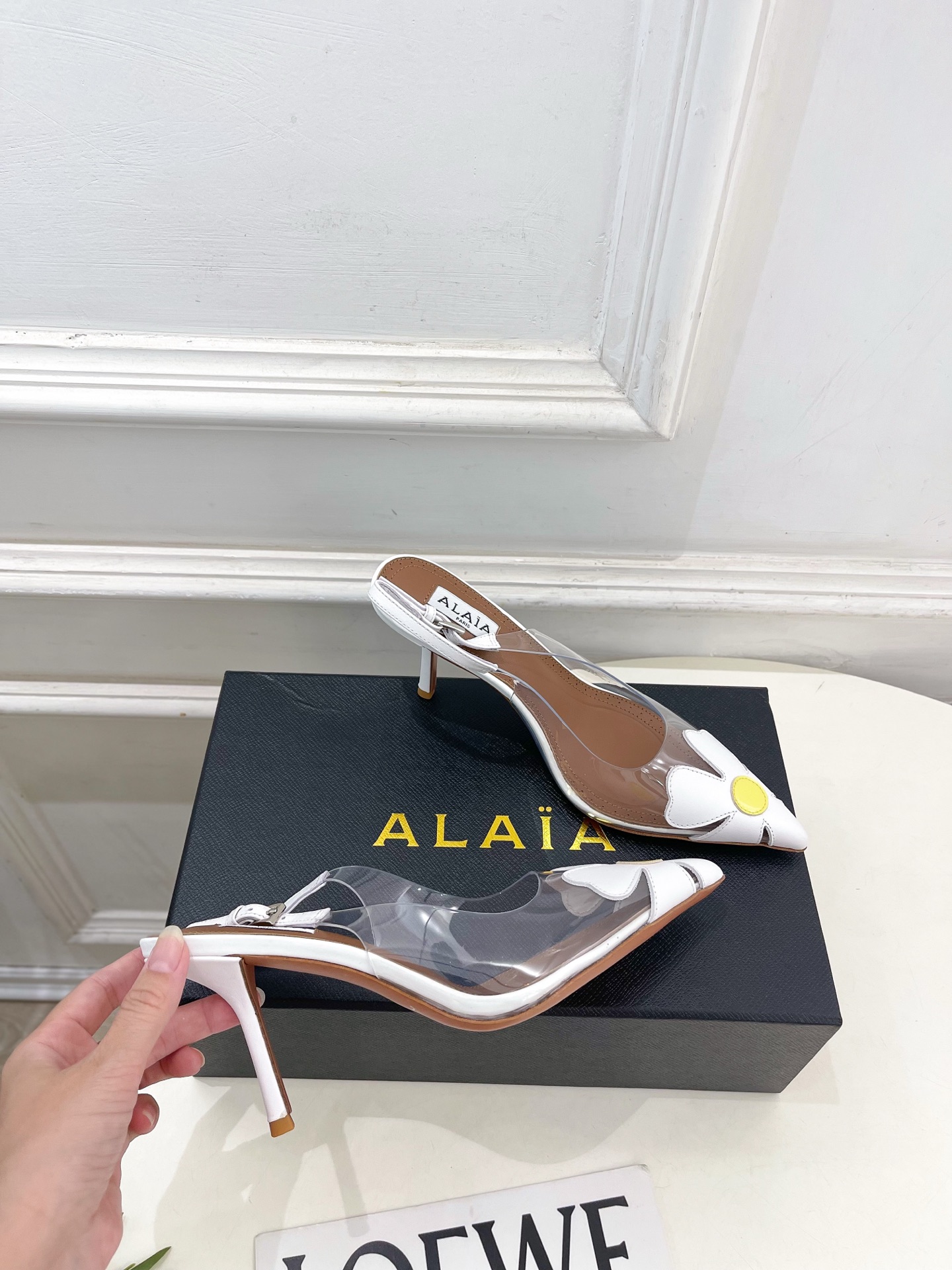 ALAÏA 阿莱亚26𝐬𝐬   2026春夏新品 秀场同款 BLOOM 雏菊花卉胶片露跟凉鞋 ————————— Ala