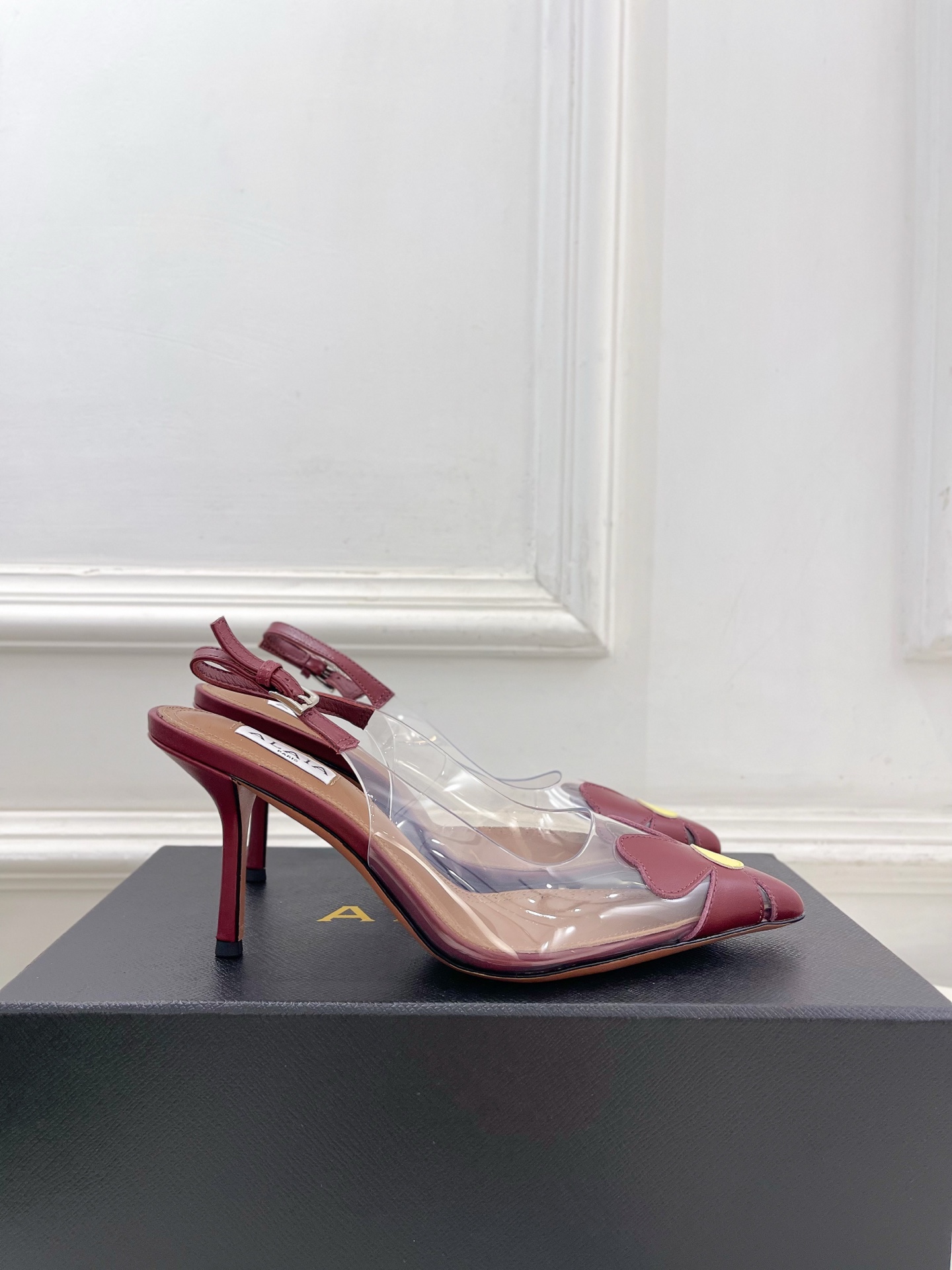 ALAÏA 阿莱亚26𝐬𝐬   2026春夏新品 秀场同款 BLOOM 雏菊花卉胶片露跟凉鞋 ————————— Ala