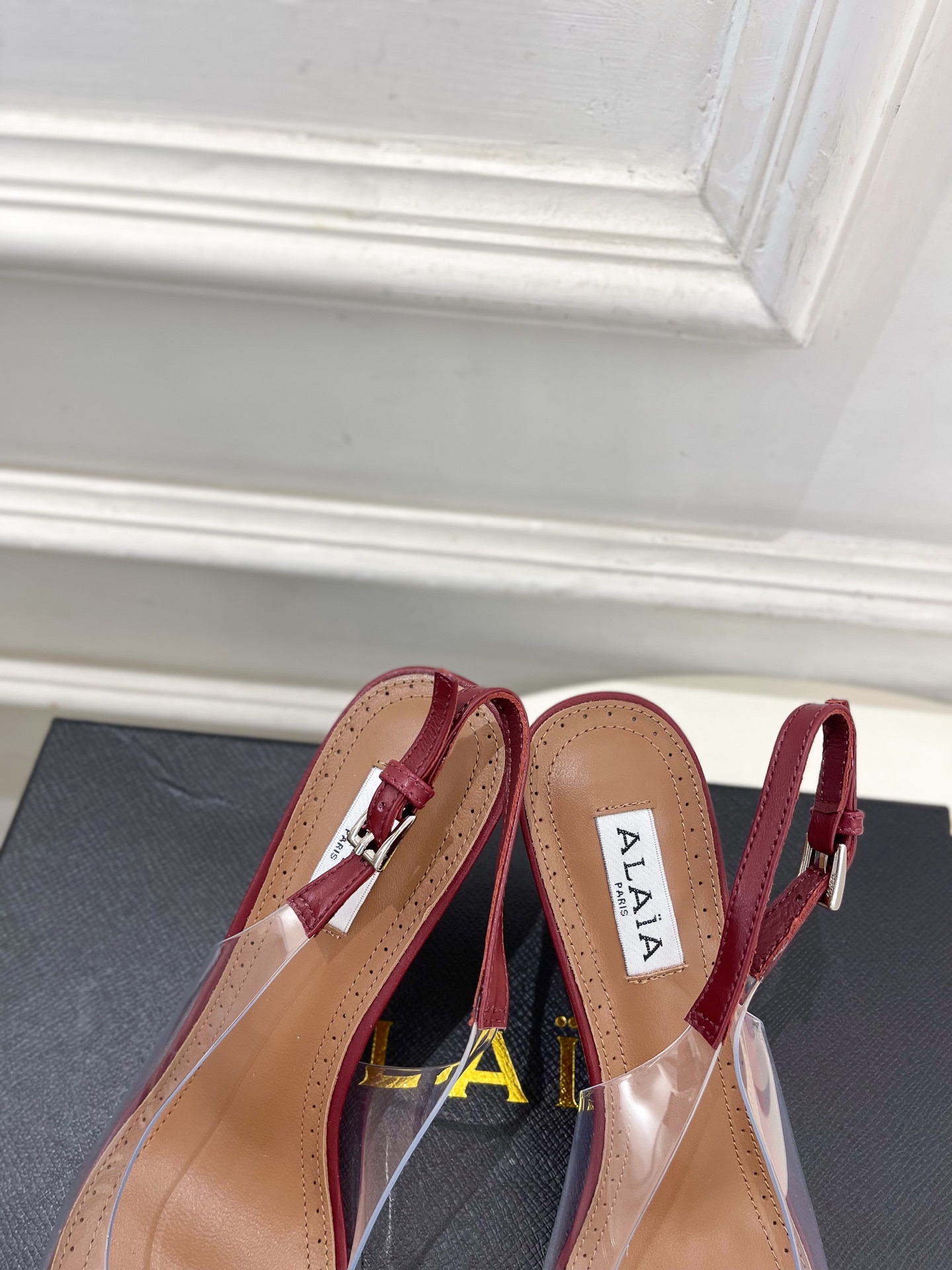 ALAÏA 阿莱亚26𝐬𝐬   2026春夏新品 秀场同款 BLOOM 雏菊花卉胶片露跟凉鞋 ————————— Ala