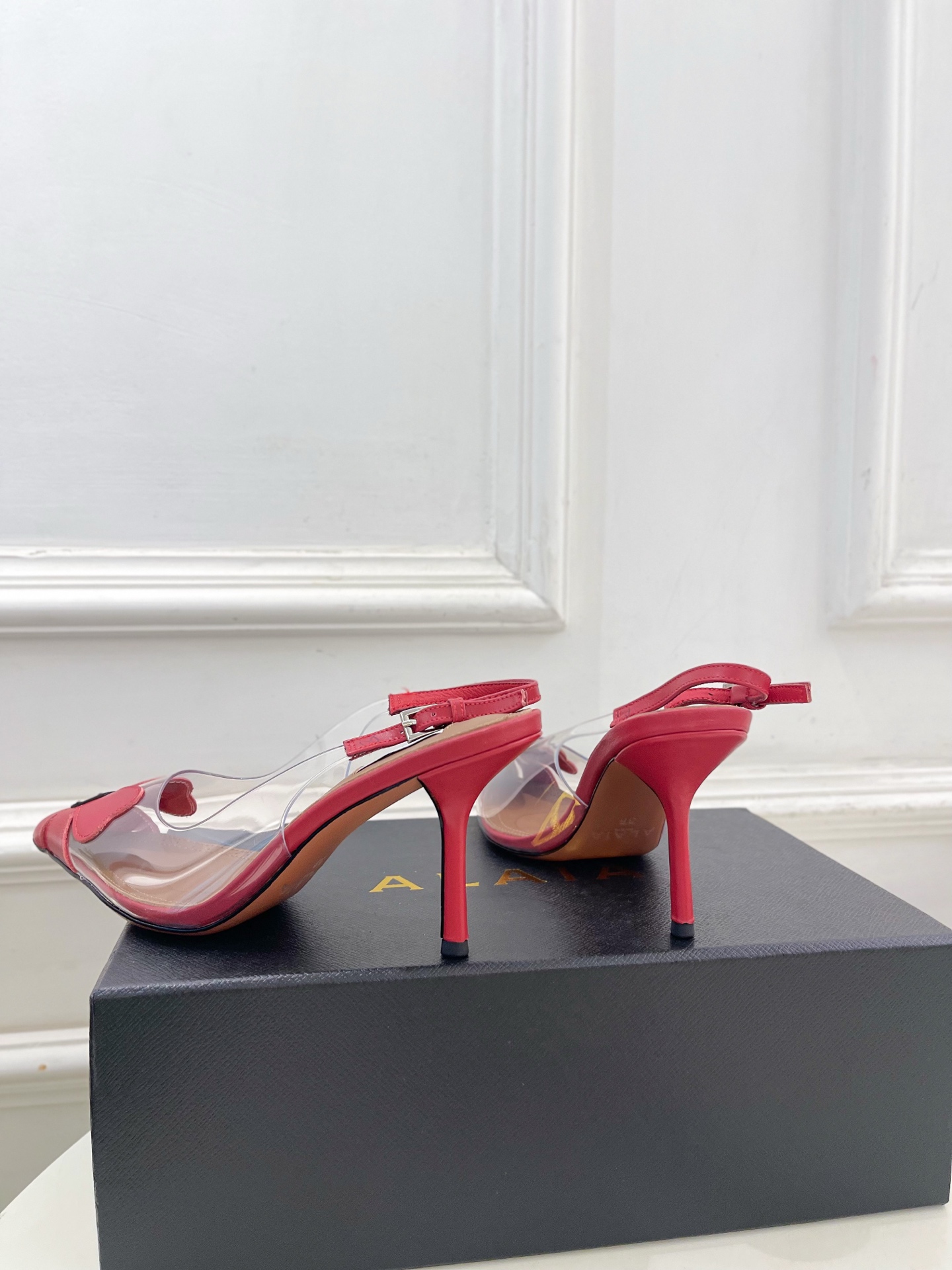 ALAÏA 阿莱亚26𝐬𝐬 2026春夏新品 秀场同款 BLOOM 雏菊花卉胶片露跟凉鞋 ————————— Ala ALAÏA 阿莱亚26𝐬𝐬 2026春夏新品 秀场同款 BLOOM 雏菊花卉胶片露跟凉鞋 ————————— Ala