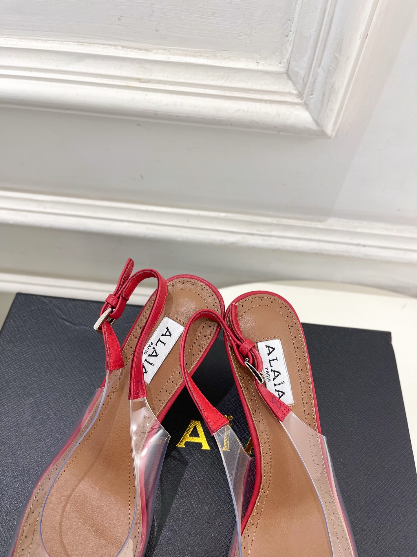ALAÏA 阿莱亚26𝐬𝐬 2026春夏新品 秀场同款 BLOOM 雏菊花卉胶片露跟凉鞋 ————————— Ala ALAÏA 阿莱亚26𝐬𝐬 2026春夏新品 秀场同款 BLOOM 雏菊花卉胶片露跟凉鞋 ————————— Ala