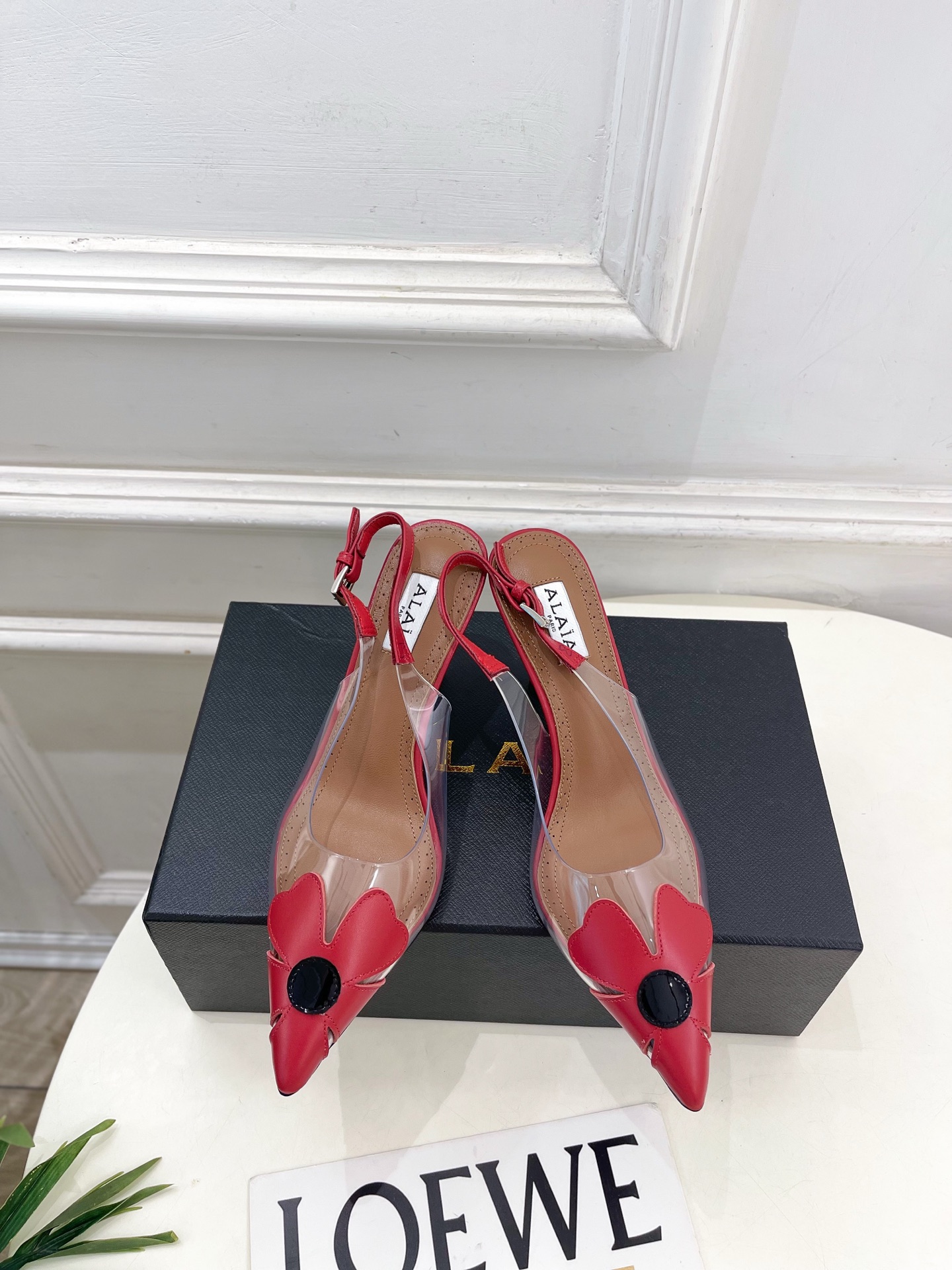 ALAÏA 阿莱亚26𝐬𝐬 2026春夏新品 秀场同款 BLOOM 雏菊花卉胶片露跟凉鞋 ————————— Ala ALAÏA 阿莱亚26𝐬𝐬 2026春夏新品 秀场同款 BLOOM 雏菊花卉胶片露跟凉鞋 ————————— Ala