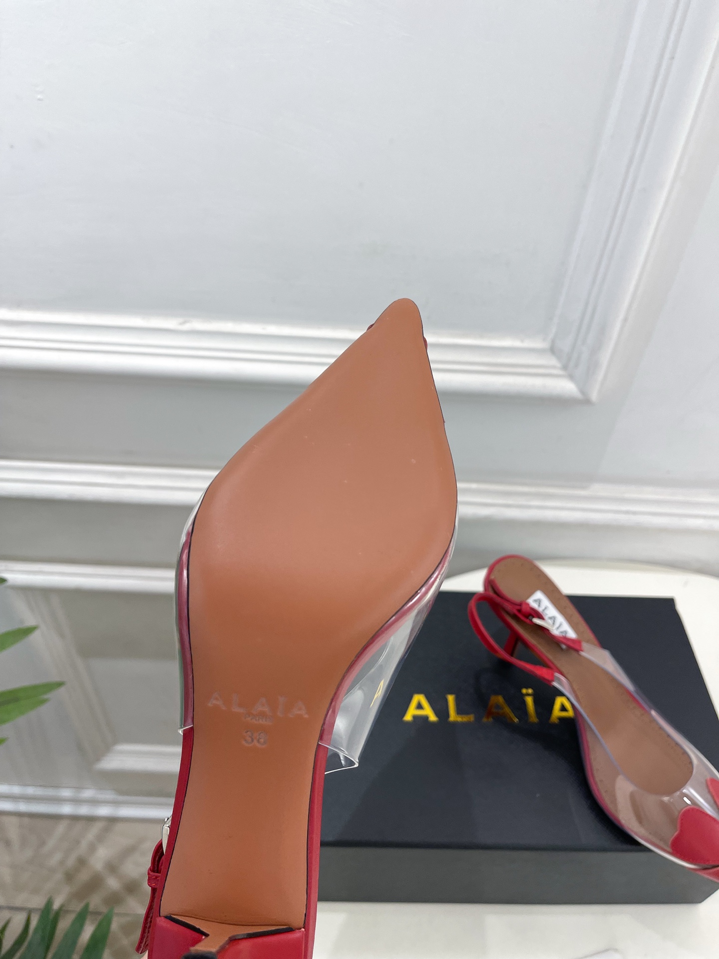 ALAÏA 阿莱亚26𝐬𝐬 2026春夏新品 秀场同款 BLOOM 雏菊花卉胶片露跟凉鞋 ————————— Ala ALAÏA 阿莱亚26𝐬𝐬 2026春夏新品 秀场同款 BLOOM 雏菊花卉胶片露跟凉鞋 ————————— Ala