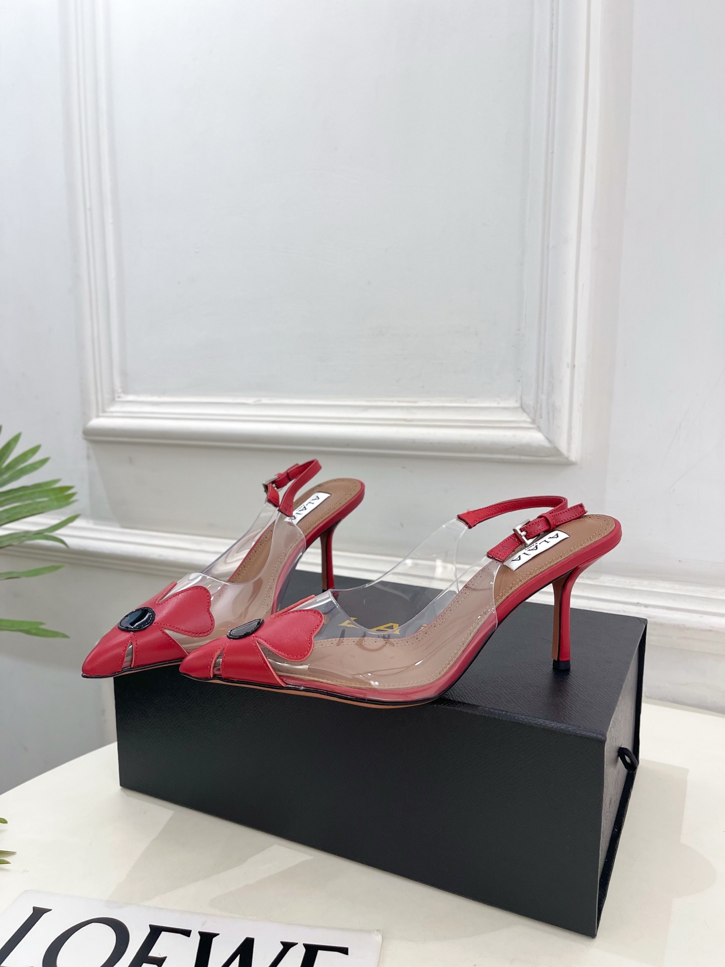 ALAÏA 阿莱亚26𝐬𝐬 2026春夏新品 秀场同款 BLOOM 雏菊花卉胶片露跟凉鞋 ————————— Ala ALAÏA 阿莱亚26𝐬𝐬 2026春夏新品 秀场同款 BLOOM 雏菊花卉胶片露跟凉鞋 ————————— Ala