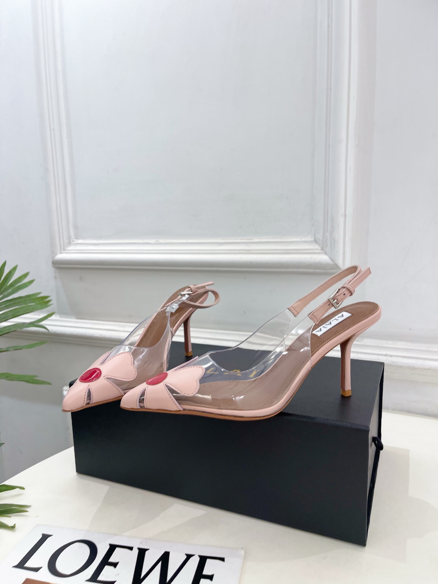 ALAÏA 阿莱亚26𝐬𝐬 2026春夏新品 秀场同款 BLOOM 雏菊花卉胶片露跟凉鞋 ————————— Ala ALAÏA 阿莱亚26𝐬𝐬 2026春夏新品 秀场同款 BLOOM 雏菊花卉胶片露跟凉鞋 ————————— Ala