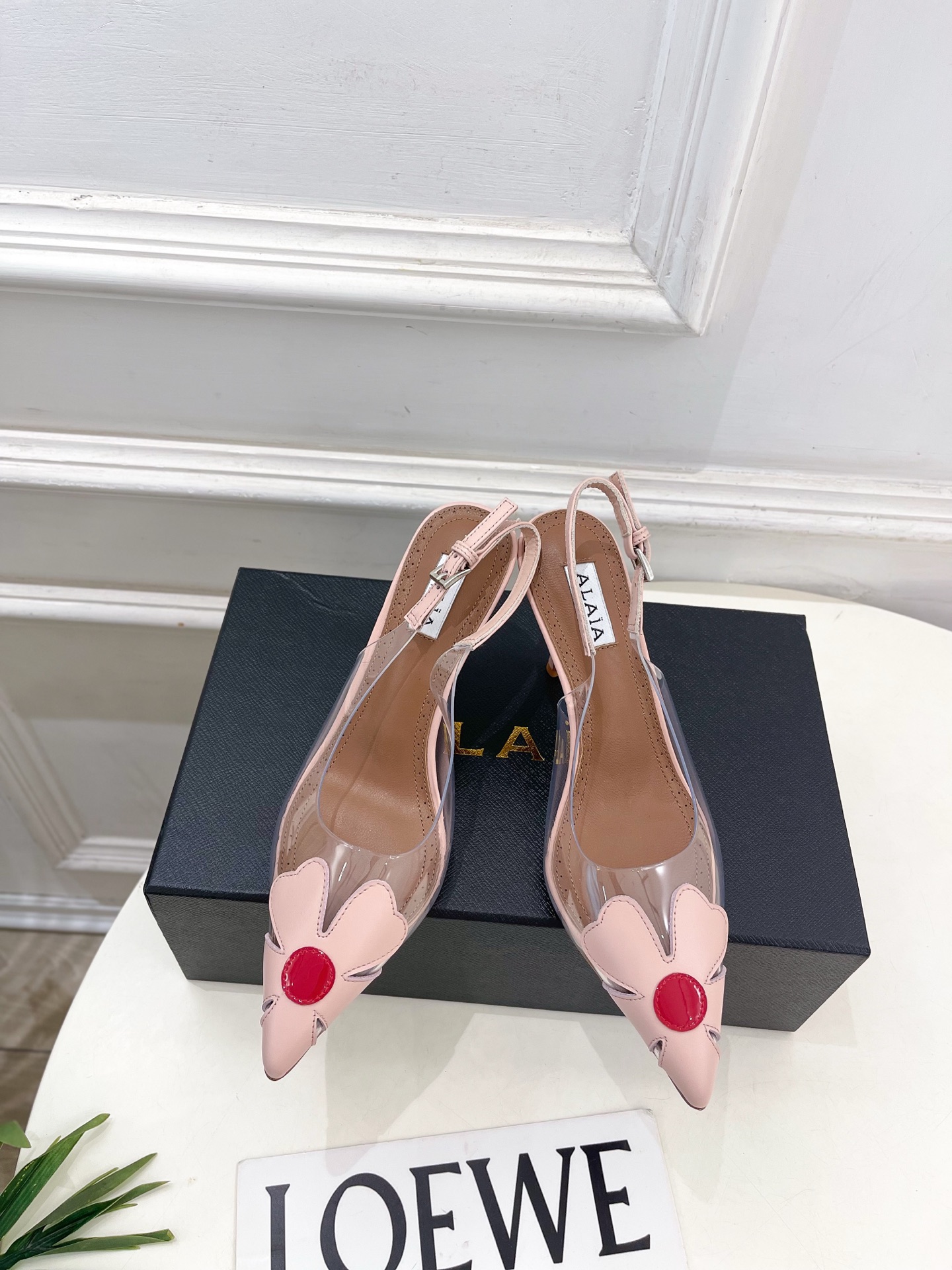ALAÏA 阿莱亚26𝐬𝐬 2026春夏新品 秀场同款 BLOOM 雏菊花卉胶片露跟凉鞋 ————————— Ala ALAÏA 阿莱亚26𝐬𝐬 2026春夏新品 秀场同款 BLOOM 雏菊花卉胶片露跟凉鞋 ————————— Ala