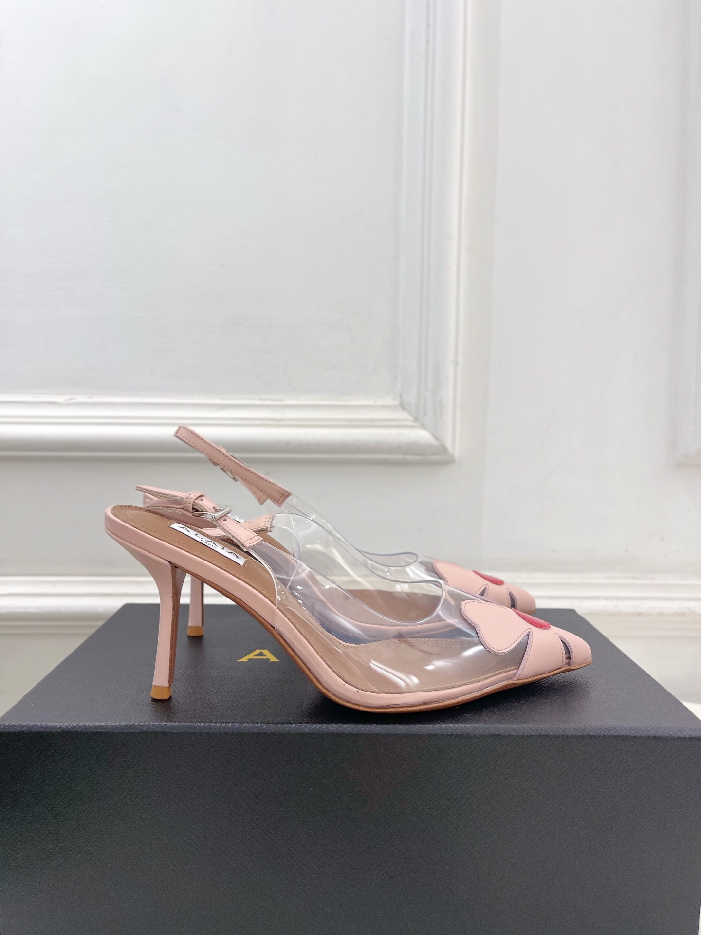 ALAÏA 阿莱亚26𝐬𝐬 2026春夏新品 秀场同款 BLOOM 雏菊花卉胶片露跟凉鞋 ————————— Ala ALAÏA 阿莱亚26𝐬𝐬 2026春夏新品 秀场同款 BLOOM 雏菊花卉胶片露跟凉鞋 ————————— Ala