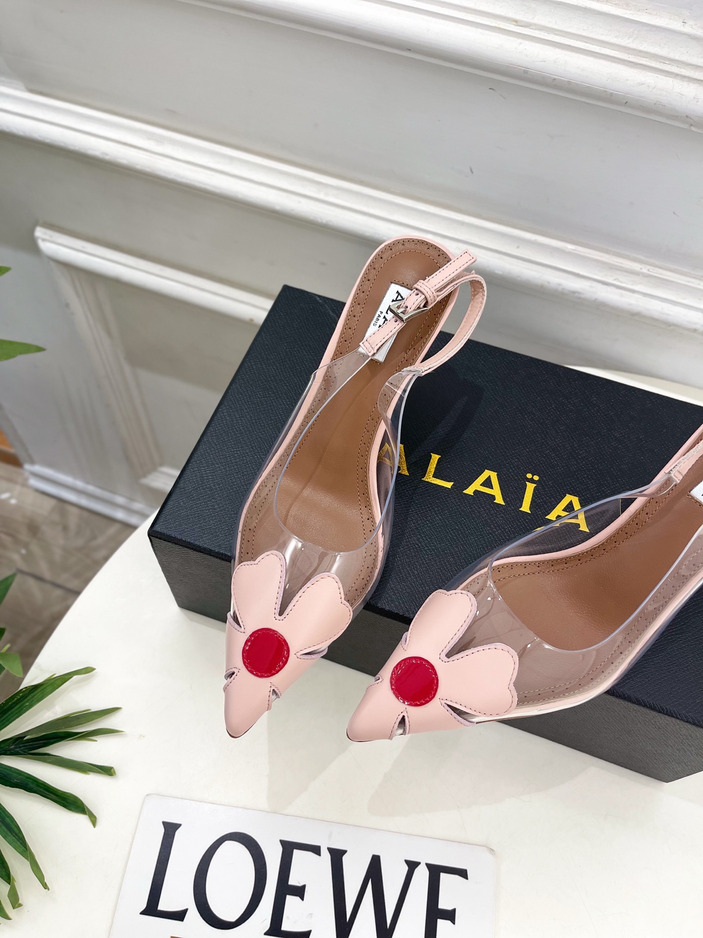 ALAÏA 阿莱亚26𝐬𝐬 2026春夏新品 秀场同款 BLOOM 雏菊花卉胶片露跟凉鞋 ————————— Ala ALAÏA 阿莱亚26𝐬𝐬 2026春夏新品 秀场同款 BLOOM 雏菊花卉胶片露跟凉鞋 ————————— Ala
