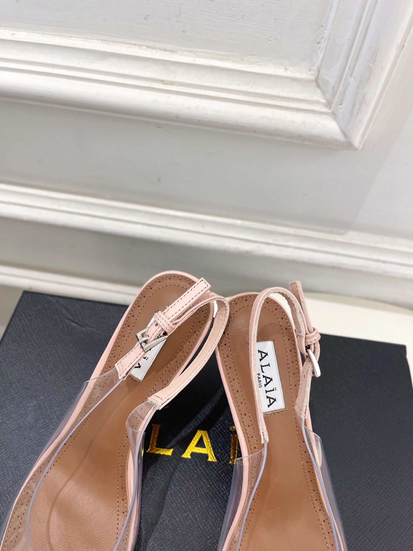 ALAÏA 阿莱亚26𝐬𝐬 2026春夏新品 秀场同款 BLOOM 雏菊花卉胶片露跟凉鞋 ————————— Ala ALAÏA 阿莱亚26𝐬𝐬 2026春夏新品 秀场同款 BLOOM 雏菊花卉胶片露跟凉鞋 ————————— Ala