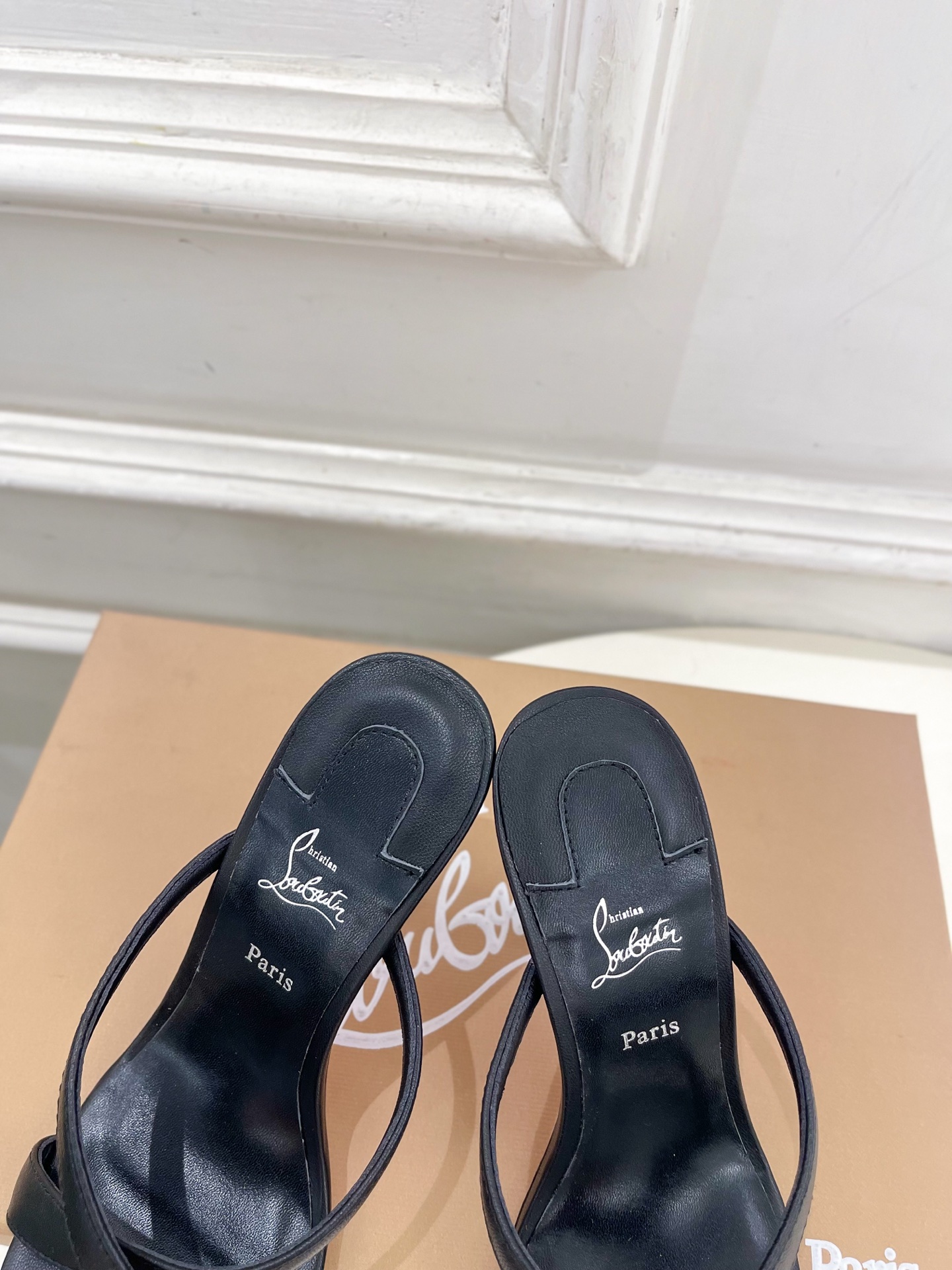 Christian Louboutin路铂廷 26ss ✨ 2026新品 CL极简交叉带高跟拖鞋 红底鞋系列,顶级硬货上 Christian Louboutin路铂廷 26ss ✨ 2026新品 CL极简交叉带高跟拖鞋 红底鞋系列,顶级硬货上