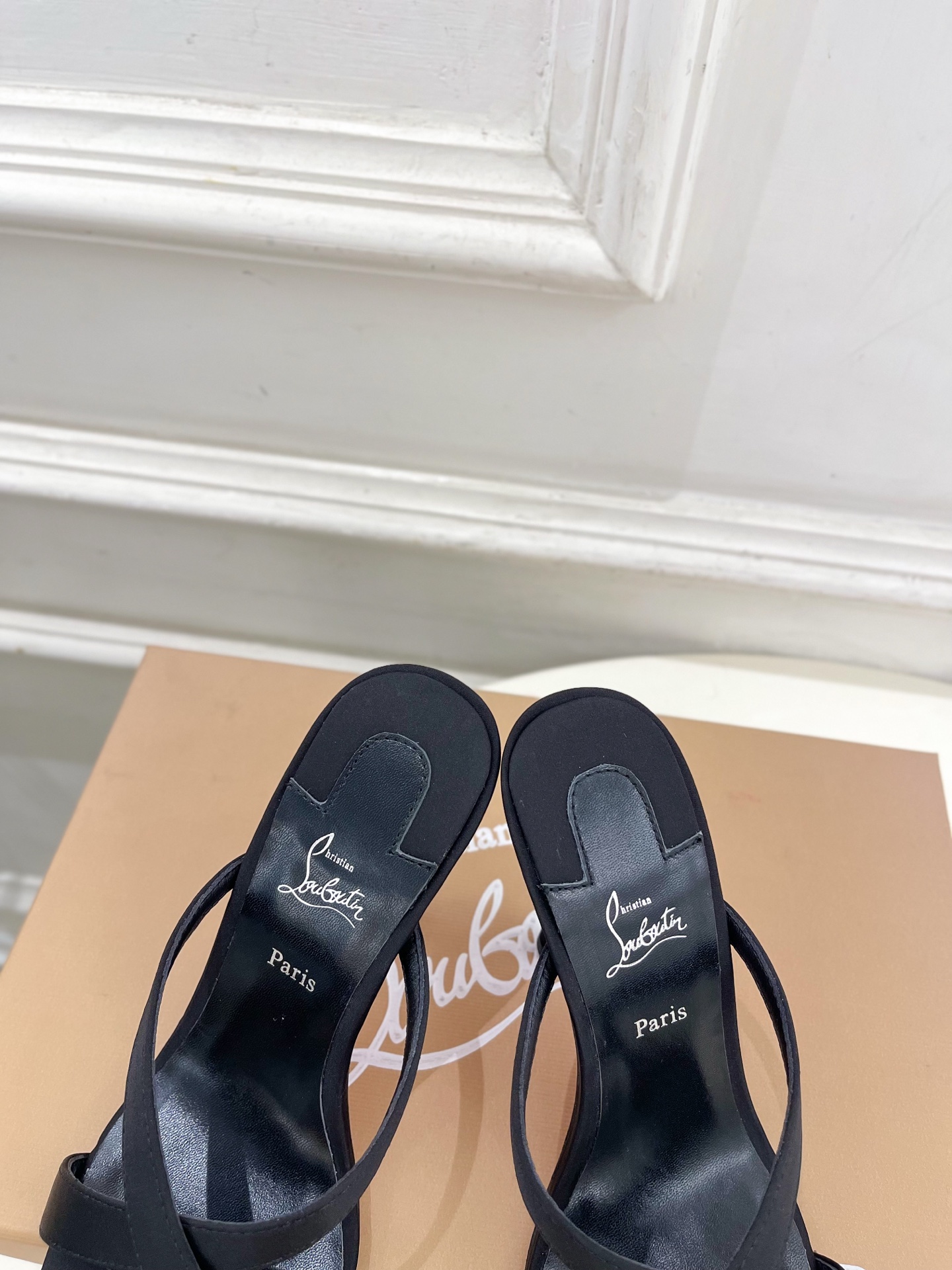 Christian Louboutin路铂廷 26ss ✨ 2026新品 CL极简交叉带高跟拖鞋 红底鞋系列，顶级硬货上