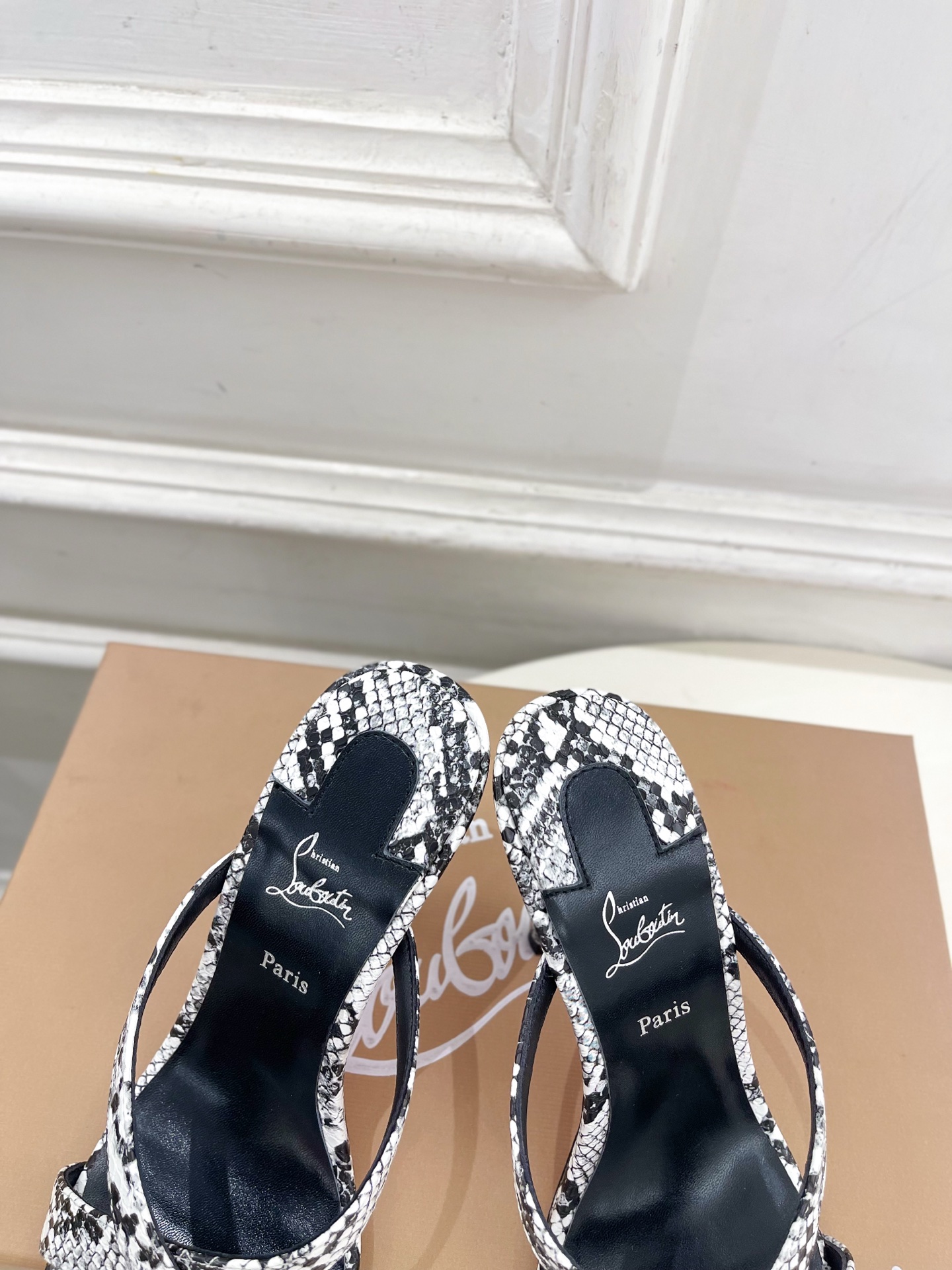 Christian Louboutin路铂廷 26ss ✨ 2026新品 CL极简交叉带高跟拖鞋 红底鞋系列，顶级硬货上