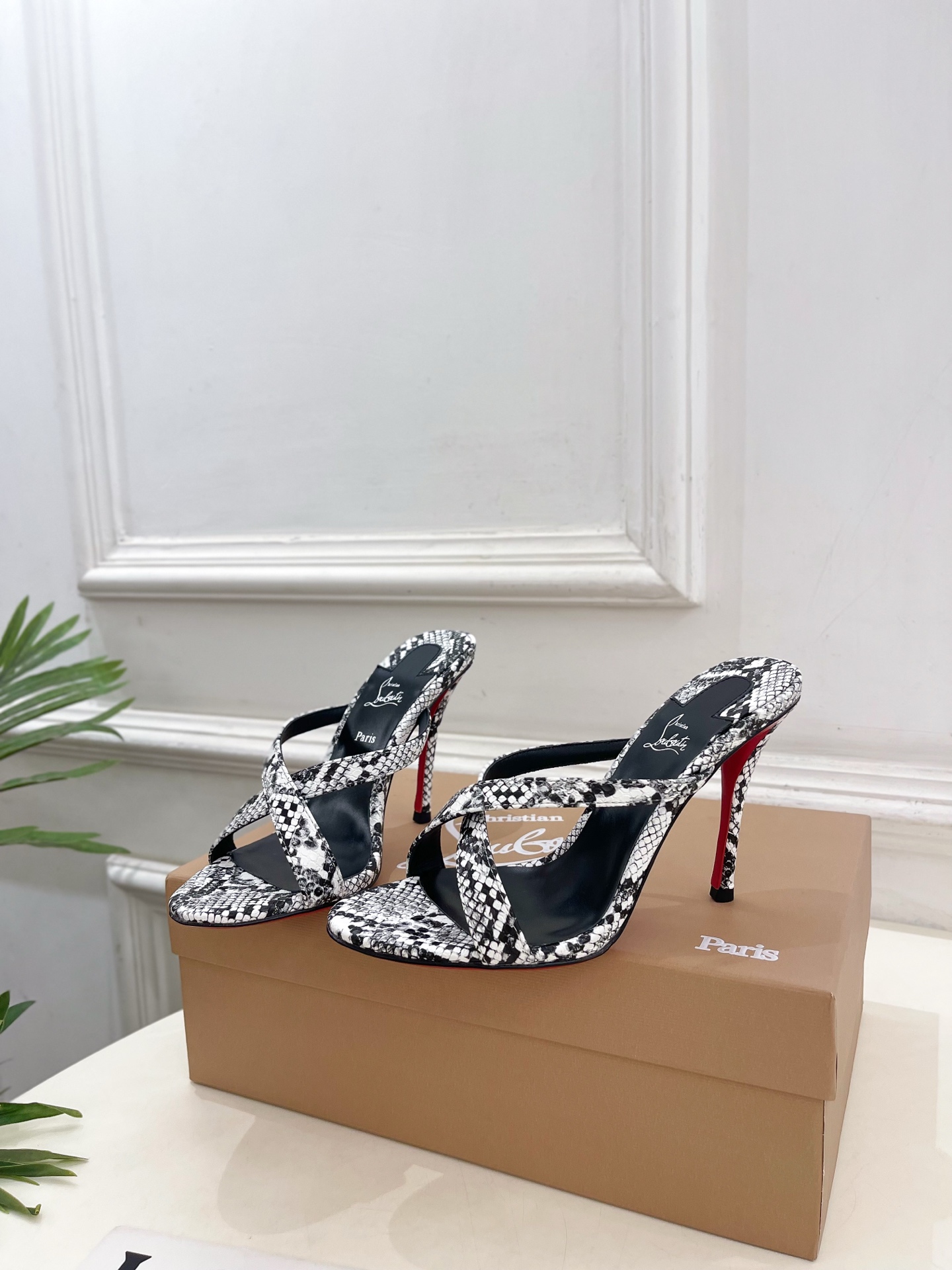 Christian Louboutin路铂廷 26ss ✨ 2026新品 CL极简交叉带高跟拖鞋 红底鞋系列，顶级硬货上