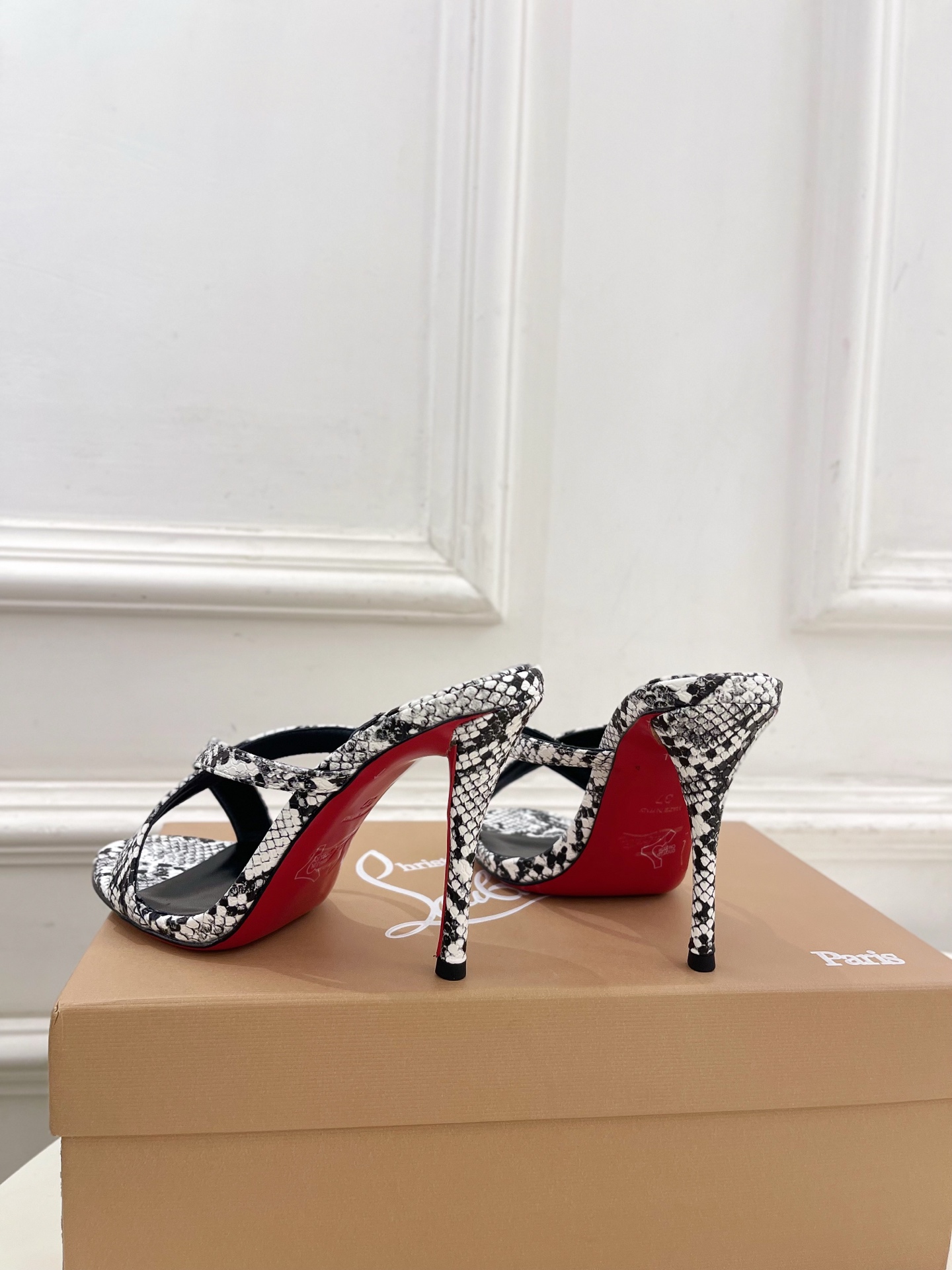 Christian Louboutin路铂廷 26ss ✨ 2026新品 CL极简交叉带高跟拖鞋 红底鞋系列，顶级硬货上