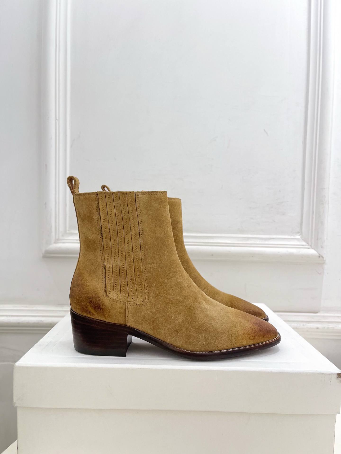CELINE | 赛琳 26𝐬𝐬 💛2026秋冬新品 复古做旧粗跟切尔西短靴 上新! 🔜BS 这一季的赛琳真的是开 CELINE | 赛琳 26𝐬𝐬 💛2026秋冬新品 复古做旧粗跟切尔西短靴 上新! 🔜BS 这一季的赛琳真的是开