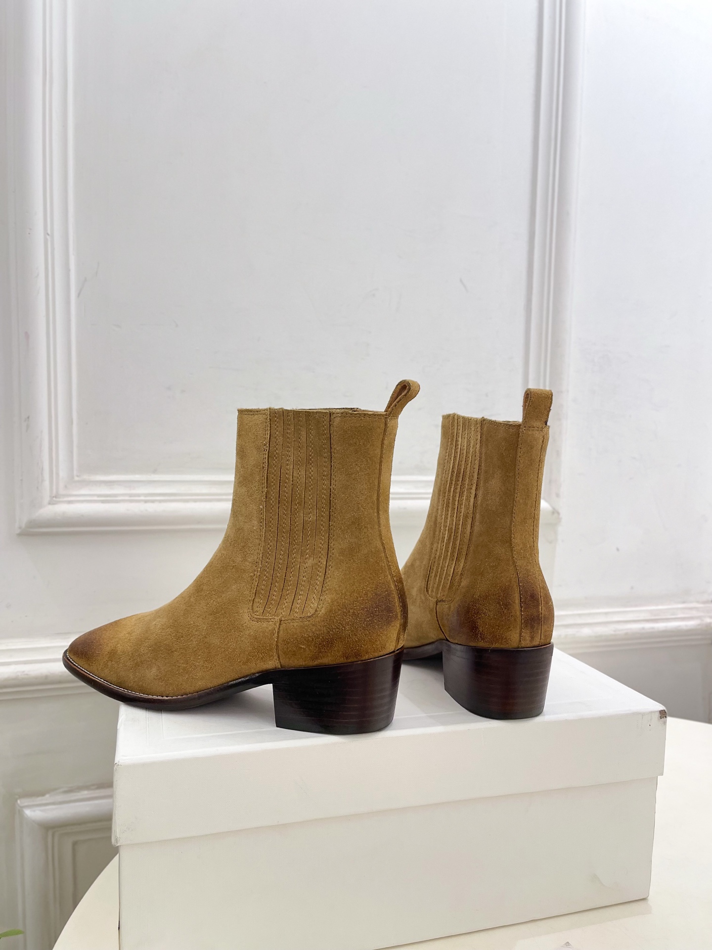CELINE | 赛琳 26𝐬𝐬 💛2026秋冬新品 复古做旧粗跟切尔西短靴 上新! 🔜BS 这一季的赛琳真的是开 CELINE | 赛琳 26𝐬𝐬 💛2026秋冬新品 复古做旧粗跟切尔西短靴 上新! 🔜BS 这一季的赛琳真的是开