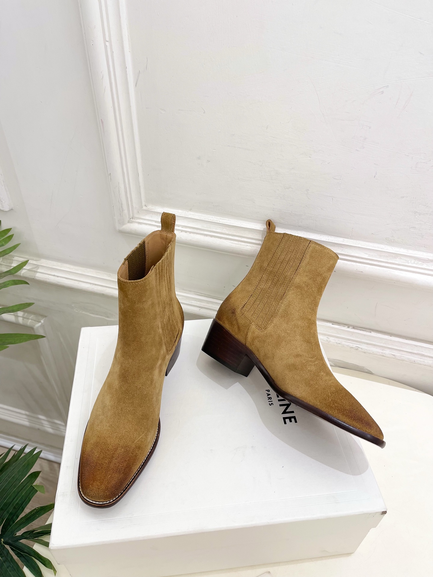 CELINE | 赛琳 26𝐬𝐬 💛2026秋冬新品 复古做旧粗跟切尔西短靴 上新! 🔜BS 这一季的赛琳真的是开 CELINE | 赛琳 26𝐬𝐬 💛2026秋冬新品 复古做旧粗跟切尔西短靴 上新! 🔜BS 这一季的赛琳真的是开