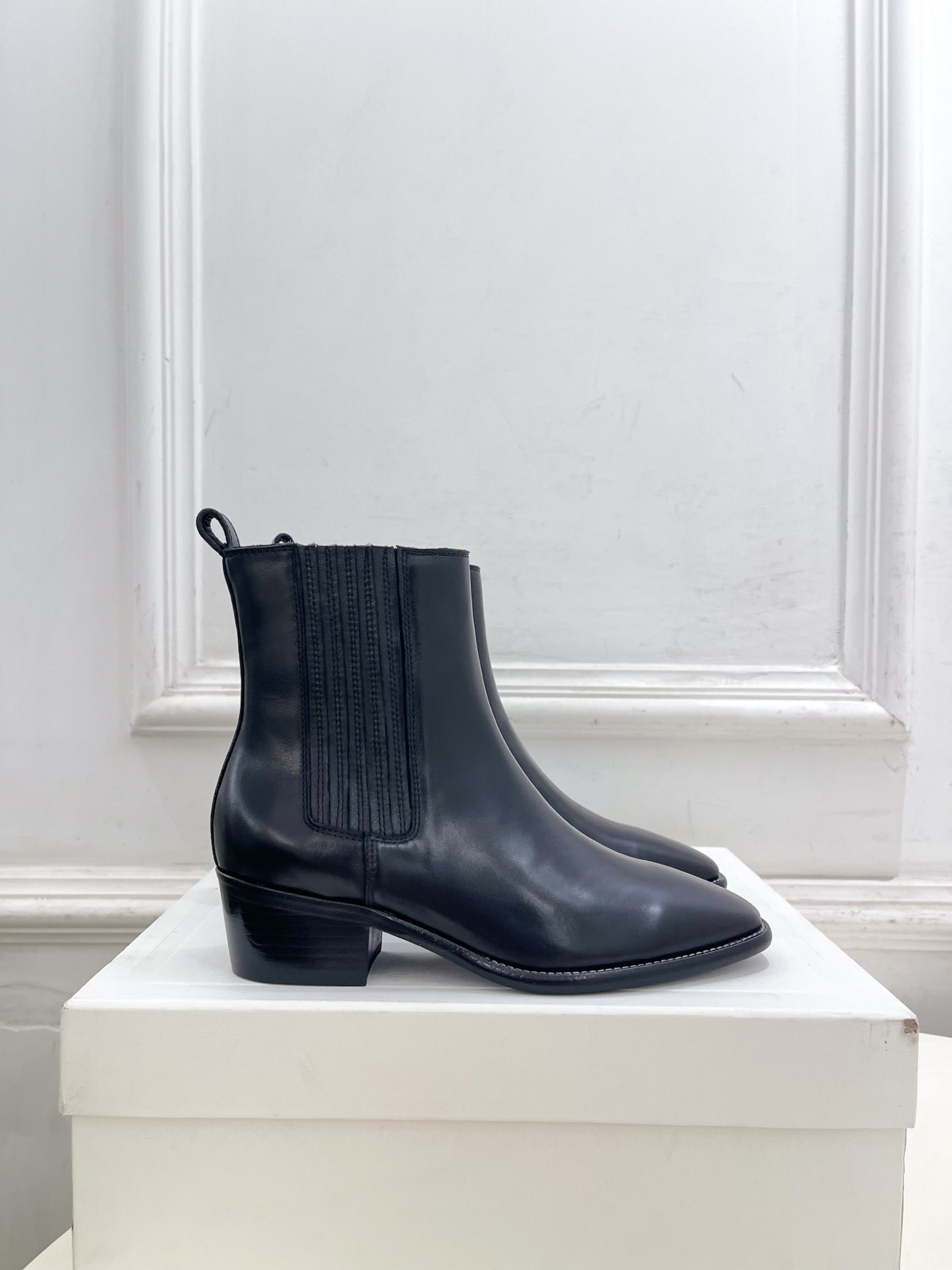 CELINE  | 赛琳  26𝐬𝐬  💛2026秋冬新品 复古做旧粗跟切尔西短靴 上新！ 🔜BS 这一季的赛琳真的是开