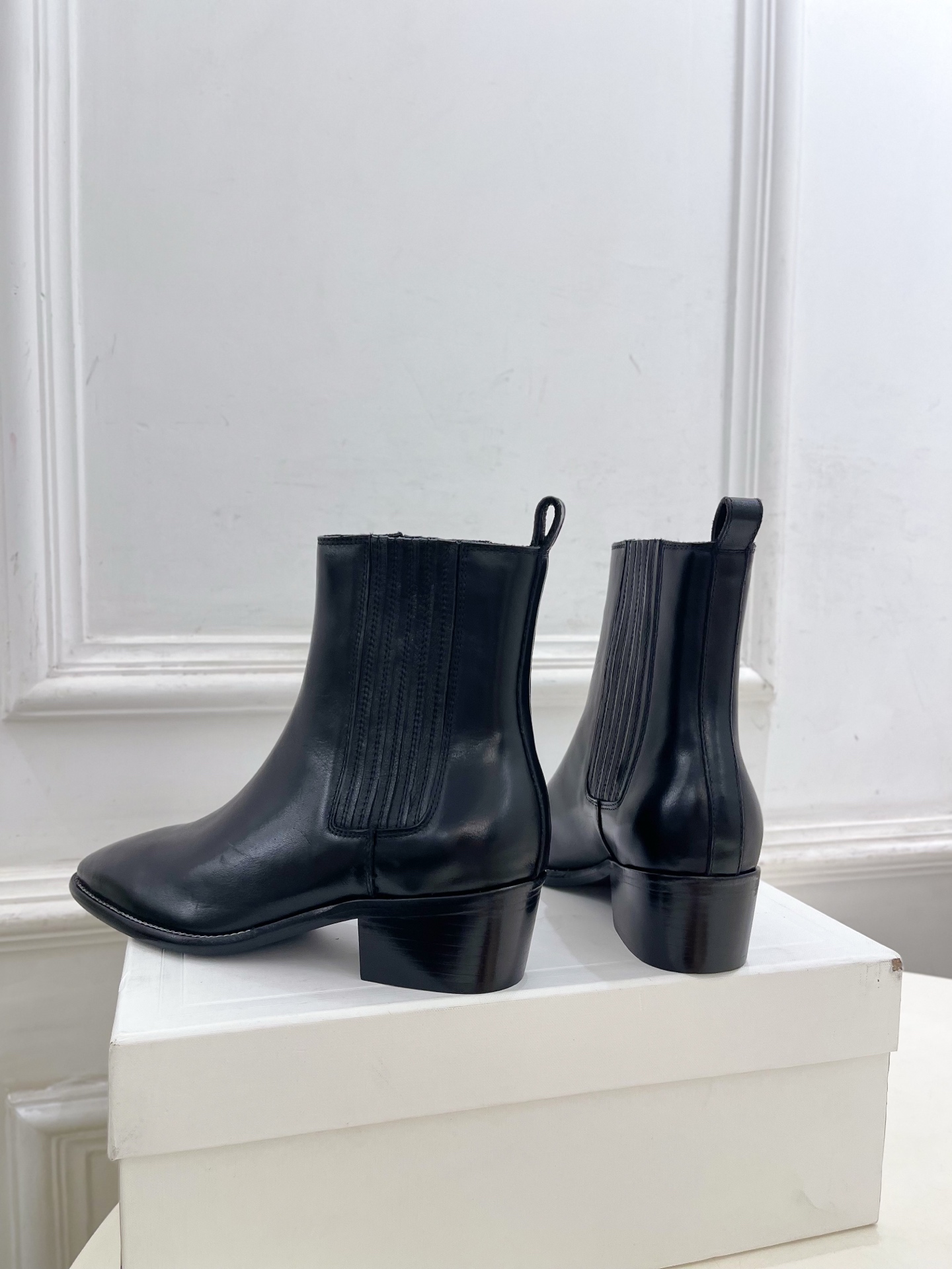 CELINE  | 赛琳  26𝐬𝐬  💛2026秋冬新品 复古做旧粗跟切尔西短靴 上新！ 🔜BS 这一季的赛琳真的是开