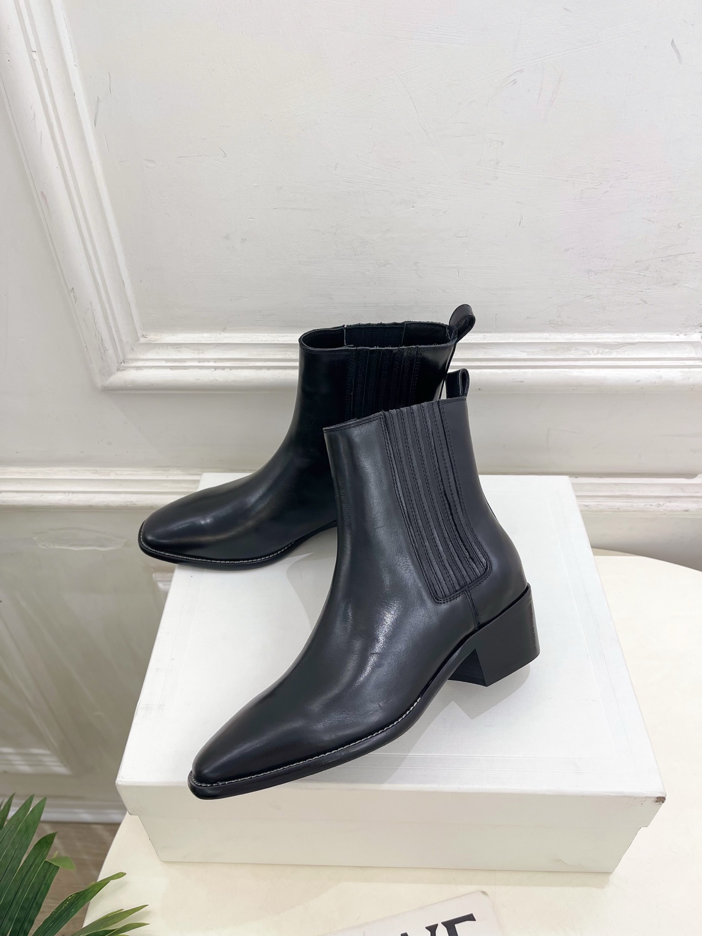 CELINE  | 赛琳  26𝐬𝐬  💛2026秋冬新品 复古做旧粗跟切尔西短靴 上新！ 🔜BS 这一季的赛琳真的是开