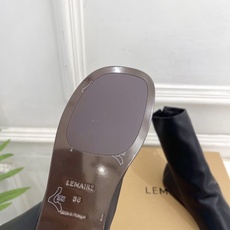 LEMAIRE 2026秋冬新品 极简复古平底弹力短靴 倒靴 ————————— 作为这两年最受欢迎的设计师牌,设计简 LEMAIRE 2026秋冬新品 极简复古平底弹力短靴 倒靴 ————————— 作为这两年最受欢迎的设计师牌,设计简