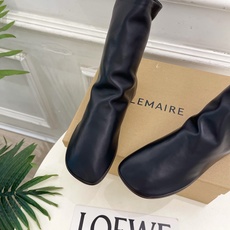 LEMAIRE 2026秋冬新品 极简复古平底弹力短靴 倒靴 ————————— 作为这两年最受欢迎的设计师牌,设计简 LEMAIRE 2026秋冬新品 极简复古平底弹力短靴 倒靴 ————————— 作为这两年最受欢迎的设计师牌,设计简