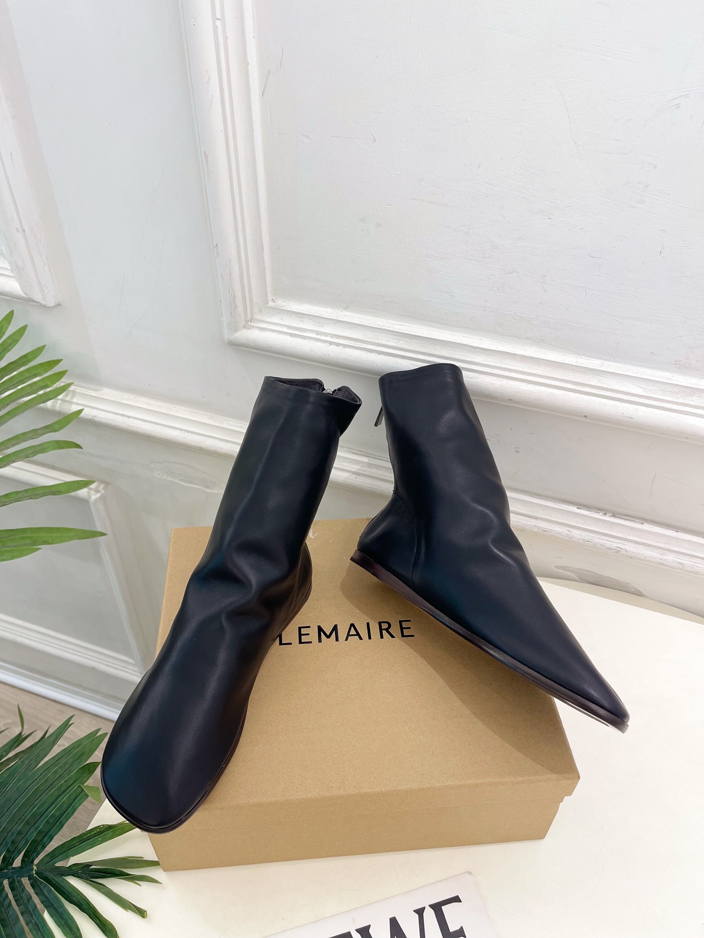 LEMAIRE 2026秋冬新品 极简复古平底弹力短靴 倒靴 ————————— 作为这两年最受欢迎的设计师牌,设计简 LEMAIRE 2026秋冬新品 极简复古平底弹力短靴 倒靴 ————————— 作为这两年最受欢迎的设计师牌,设计简