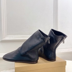 LEMAIRE 2026秋冬新品 极简复古平底弹力短靴 倒靴 ————————— 作为这两年最受欢迎的设计师牌,设计简 LEMAIRE 2026秋冬新品 极简复古平底弹力短靴 倒靴 ————————— 作为这两年最受欢迎的设计师牌,设计简