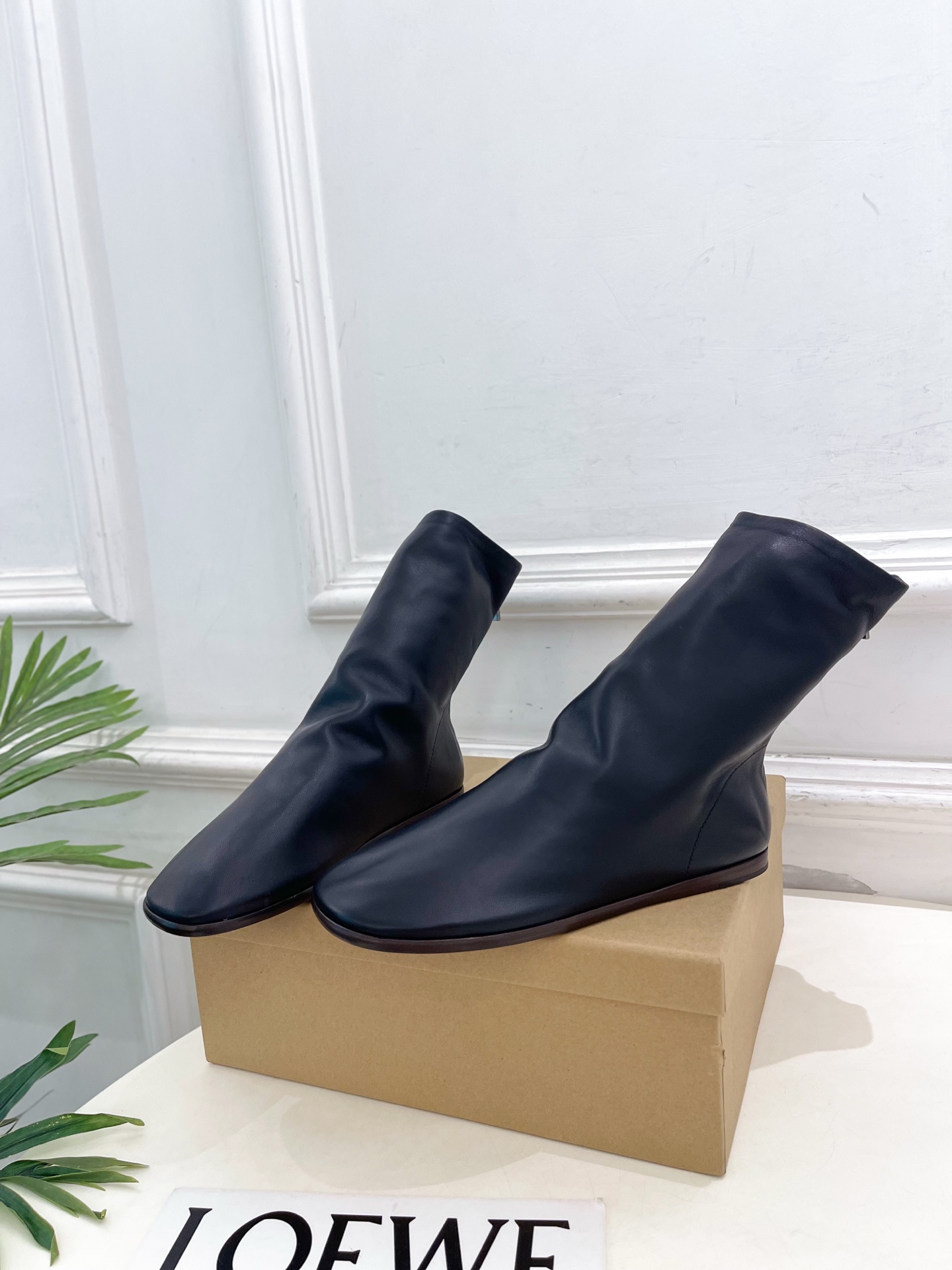 LEMAIRE 2026秋冬新品 极简复古平底弹力短靴 倒靴 ————————— 作为这两年最受欢迎的设计师牌,设计简 LEMAIRE 2026秋冬新品 极简复古平底弹力短靴 倒靴 ————————— 作为这两年最受欢迎的设计师牌,设计简