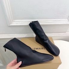 LEMAIRE 2026秋冬新品 极简复古平底弹力短靴 倒靴 ————————— 作为这两年最受欢迎的设计师牌,设计简 LEMAIRE 2026秋冬新品 极简复古平底弹力短靴 倒靴 ————————— 作为这两年最受欢迎的设计师牌,设计简