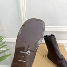 LEMAIRE 2026秋冬新品 极简复古平底弹力短靴 倒靴 ————————— 作为这两年最受欢迎的设计师牌,设计简 LEMAIRE 2026秋冬新品 极简复古平底弹力短靴 倒靴 ————————— 作为这两年最受欢迎的设计师牌,设计简