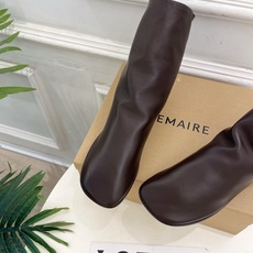 LEMAIRE 2026秋冬新品 极简复古平底弹力短靴 倒靴 ————————— 作为这两年最受欢迎的设计师牌,设计简 LEMAIRE 2026秋冬新品 极简复古平底弹力短靴 倒靴 ————————— 作为这两年最受欢迎的设计师牌,设计简