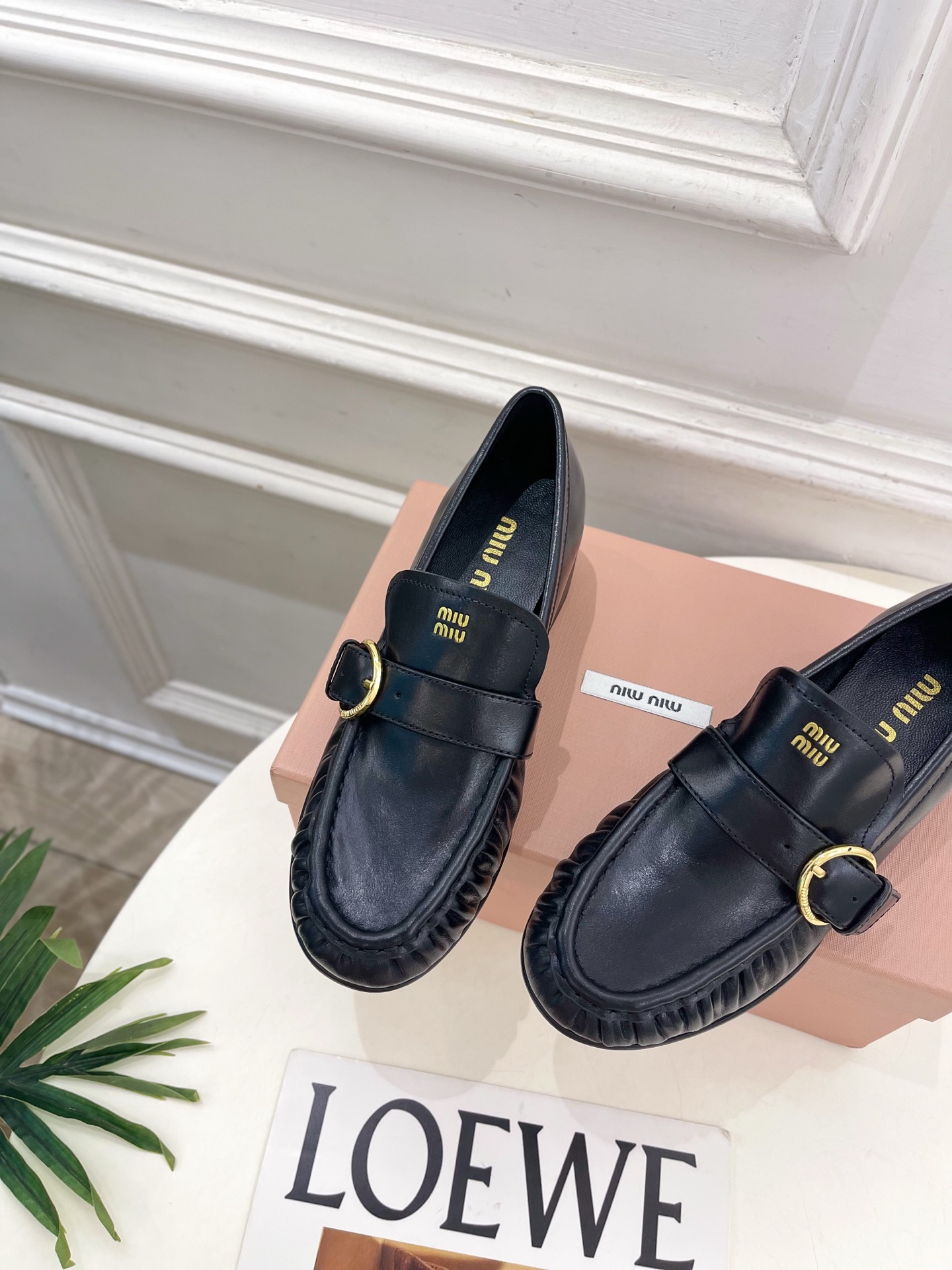 Miu Miu | 缪缪  26𝐬𝐬 🖤2026秋冬新品 专柜主打最新走秀款 miumiu字母复古皮带扣粗跟乐福鞋 火爆