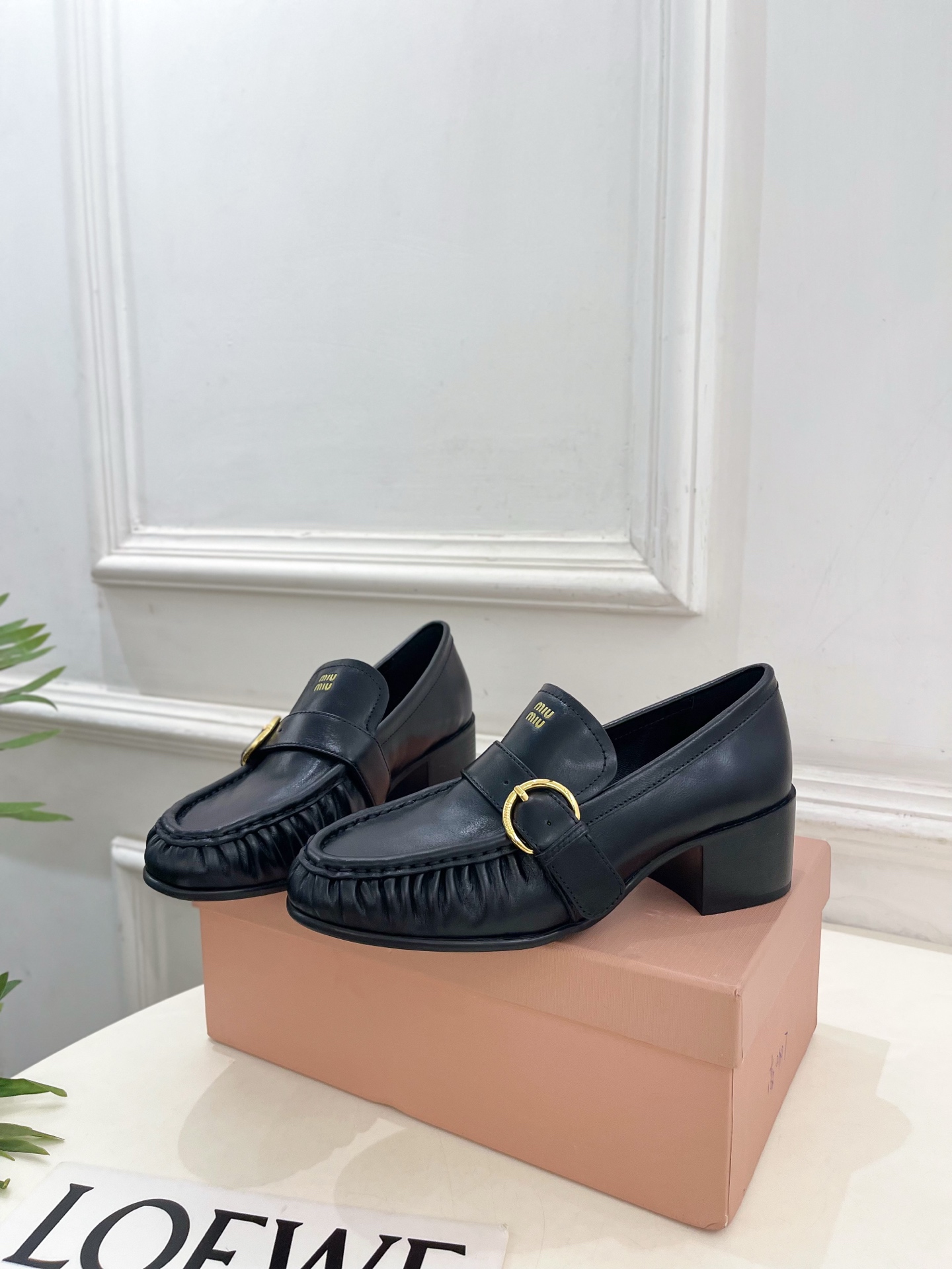 Miu Miu | 缪缪  26𝐬𝐬 🖤2026秋冬新品 专柜主打最新走秀款 miumiu字母复古皮带扣粗跟乐福鞋 火爆