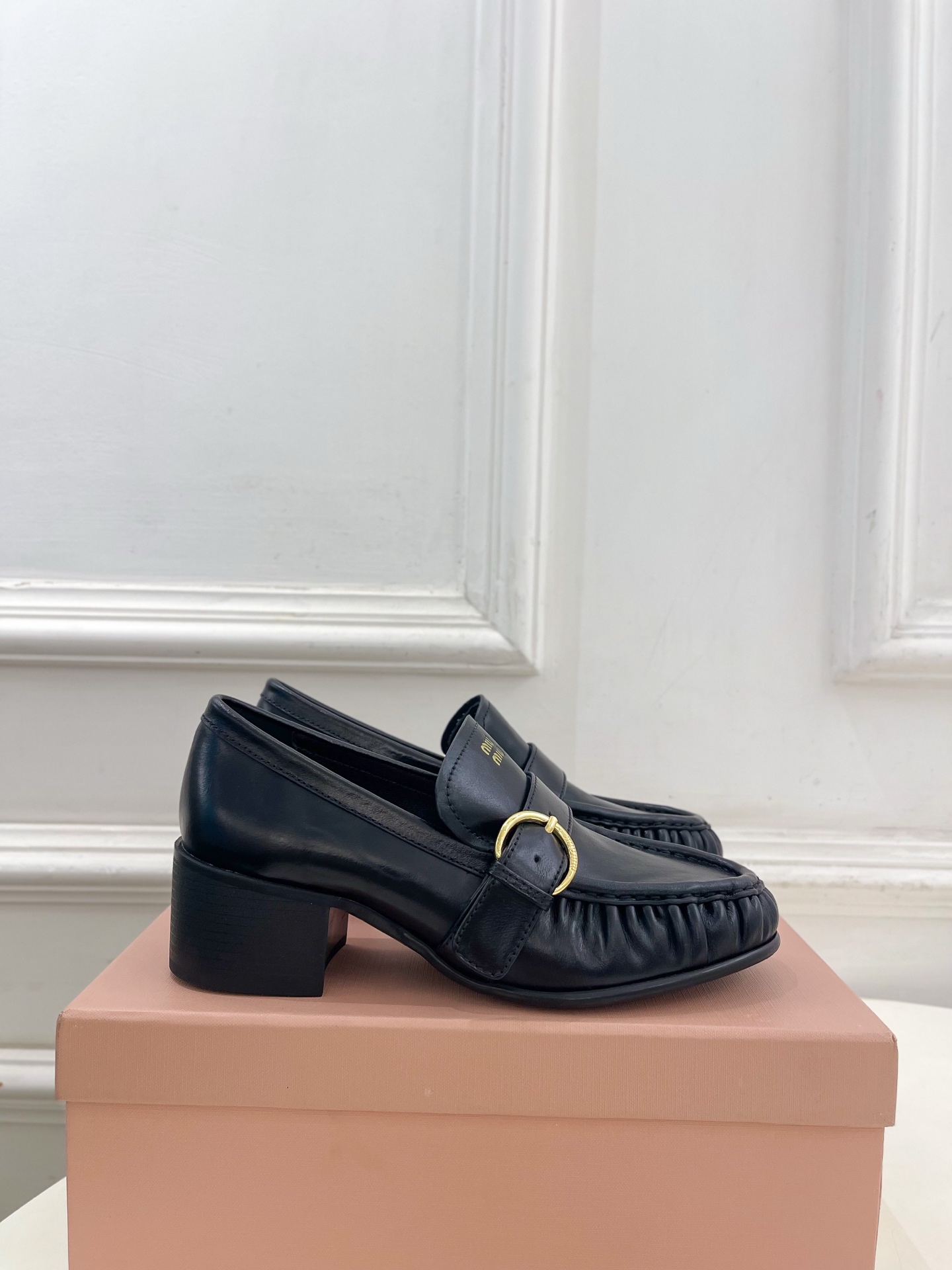 Miu Miu | 缪缪  26𝐬𝐬 🖤2026秋冬新品 专柜主打最新走秀款 miumiu字母复古皮带扣粗跟乐福鞋 火爆