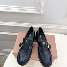 Miu Miu | 缪缪 26𝐬𝐬 🖤2026秋冬新品 专柜主打最新走秀款 miumiu字母复古皮带扣粗跟乐福鞋 火爆 Miu Miu | 缪缪 26𝐬𝐬 🖤2026秋冬新品 专柜主打最新走秀款 miumiu字母复古皮带扣粗跟乐福鞋 火爆