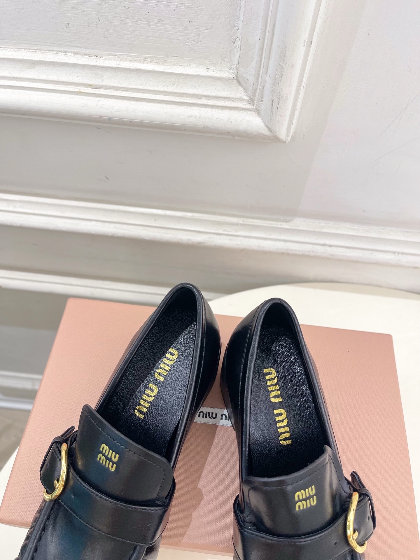 Miu Miu | 缪缪  26𝐬𝐬 🖤2026秋冬新品 专柜主打最新走秀款 miumiu字母复古皮带扣粗跟乐福鞋 火爆